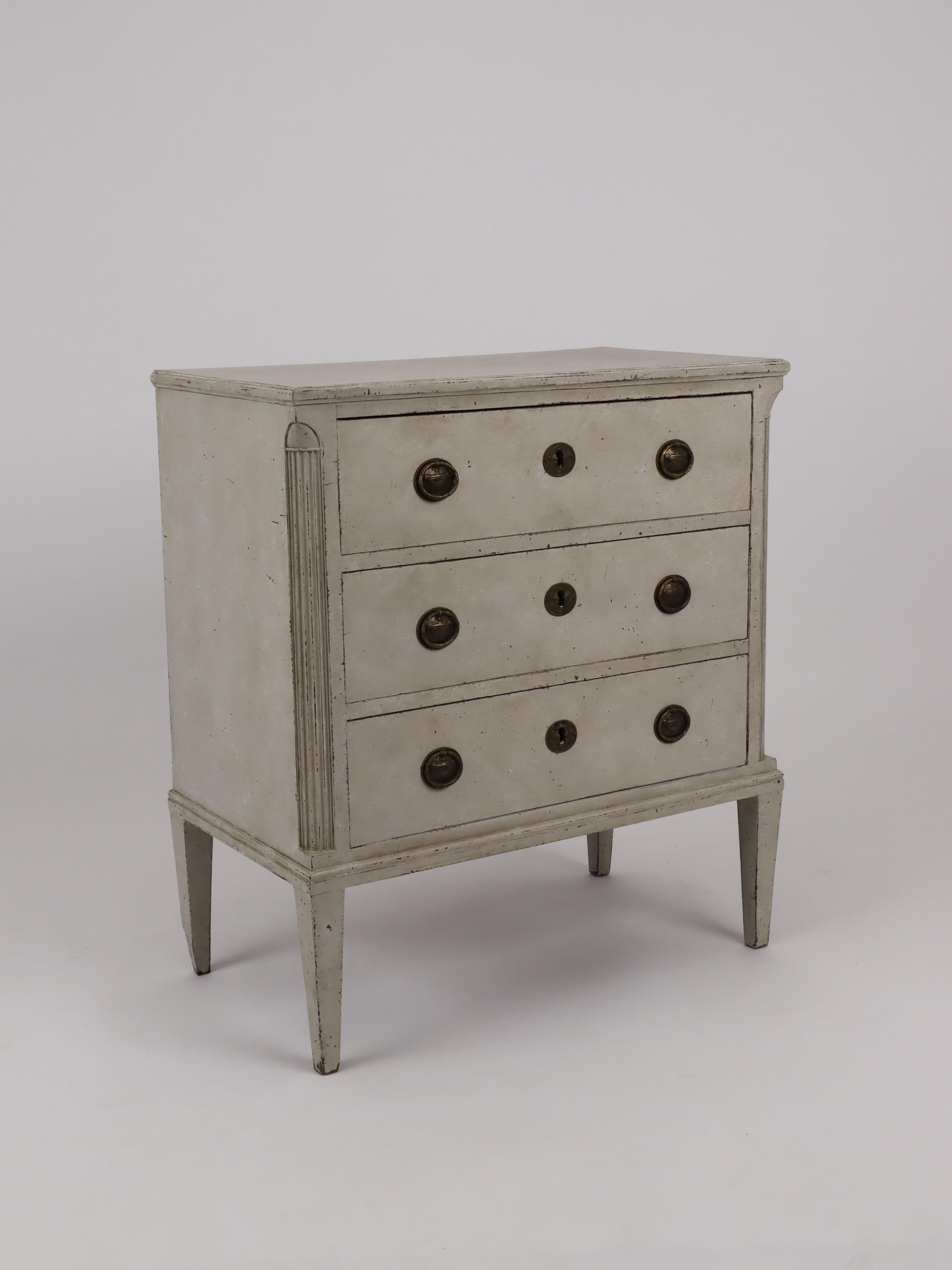 19th Century Swedish 1820s Gustavian Style Gray Painted Chest with Carved Semi-Columns For Sale