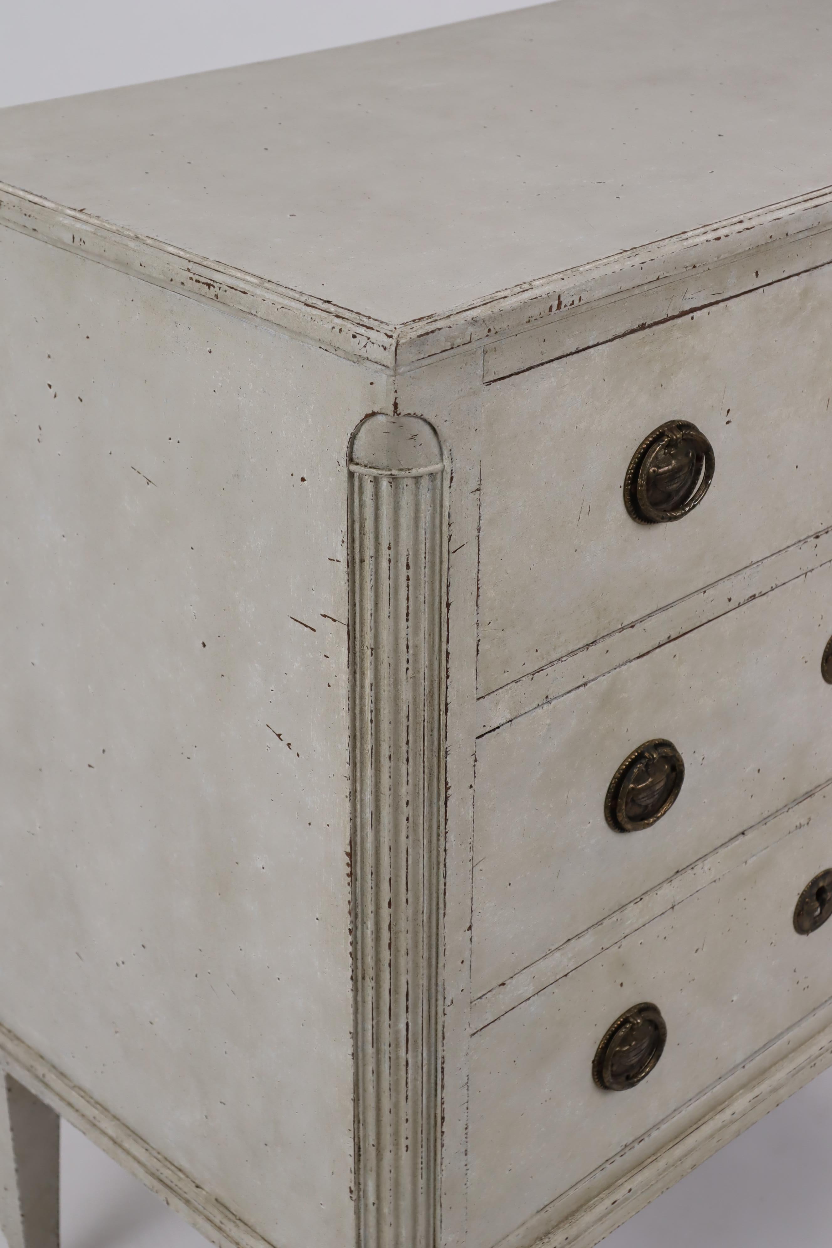 Swedish 1820s Gustavian Style Gray Painted Chest with Carved Semi-Columns For Sale 1