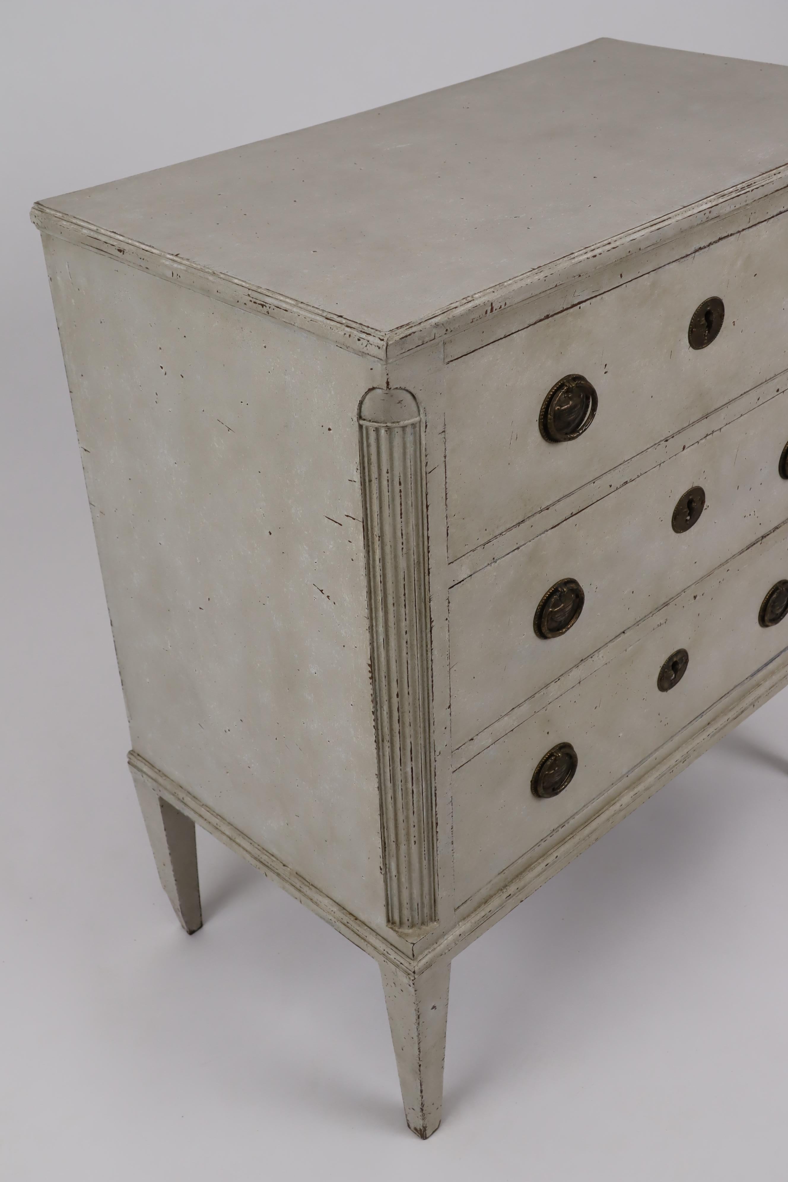 Swedish 1820s Gustavian Style Gray Painted Chest with Carved Semi-Columns For Sale 2