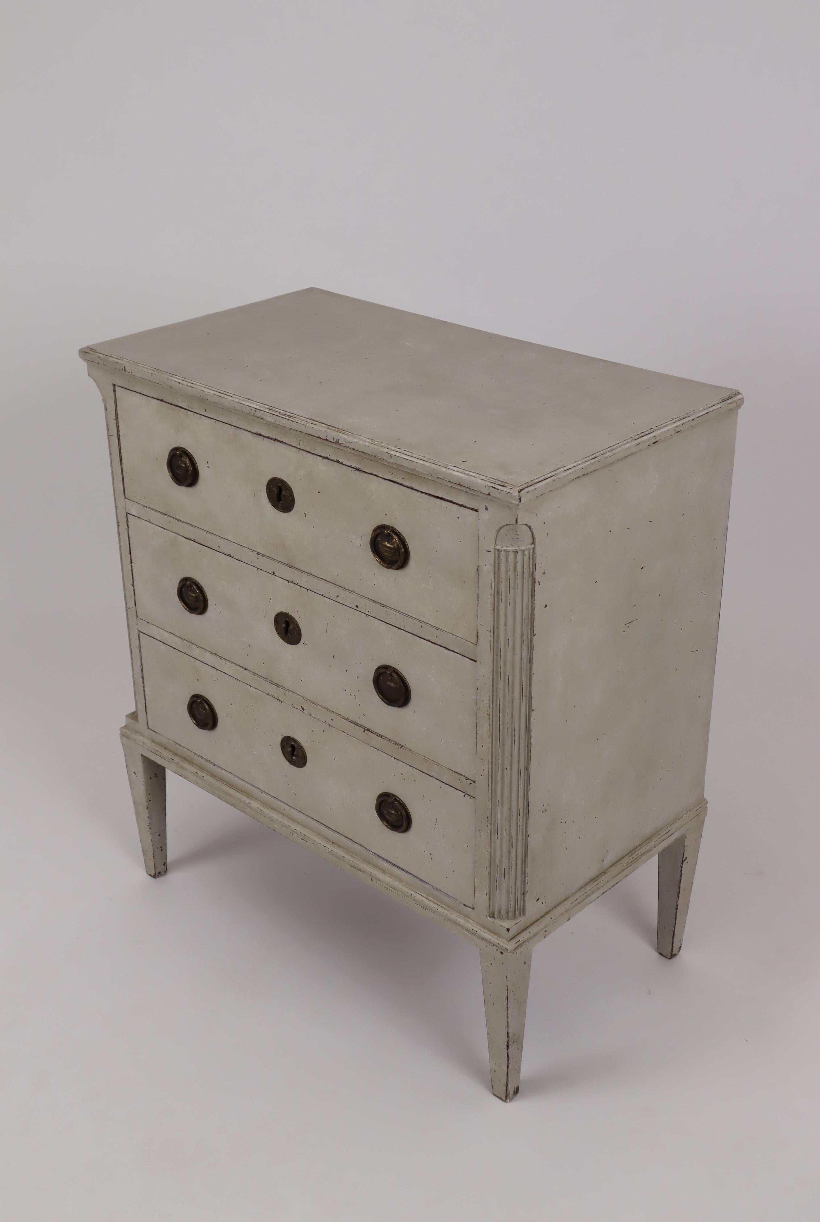 Swedish 1820s Gustavian Style Gray Painted Chest with Carved Semi-Columns For Sale 3