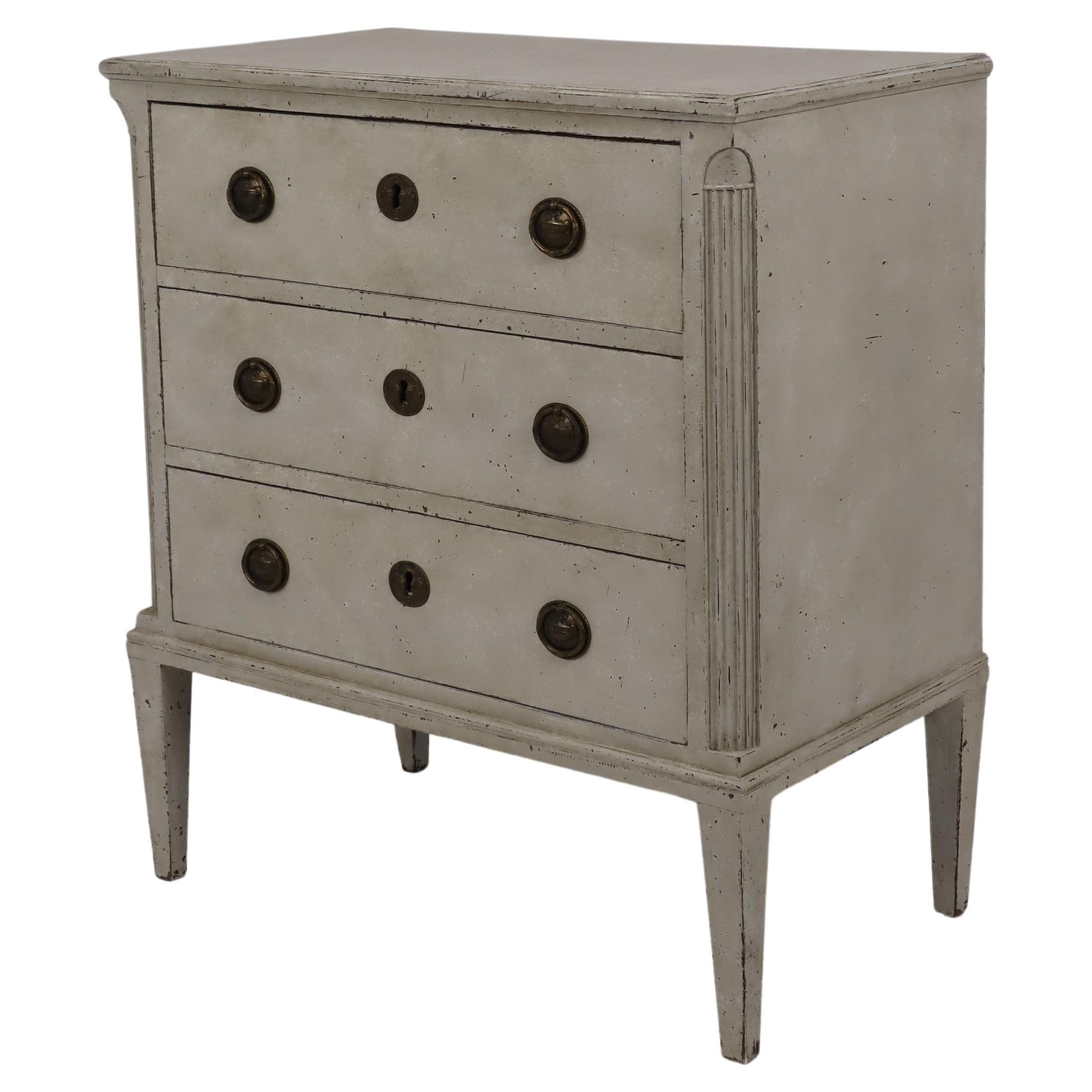 Swedish 1820s Gustavian Style Gray Painted Chest with Carved Semi-Columns For Sale