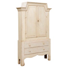 Armoire suédoise en bois peint des années 1830 avec portes:: tiroirs et fronton brisé