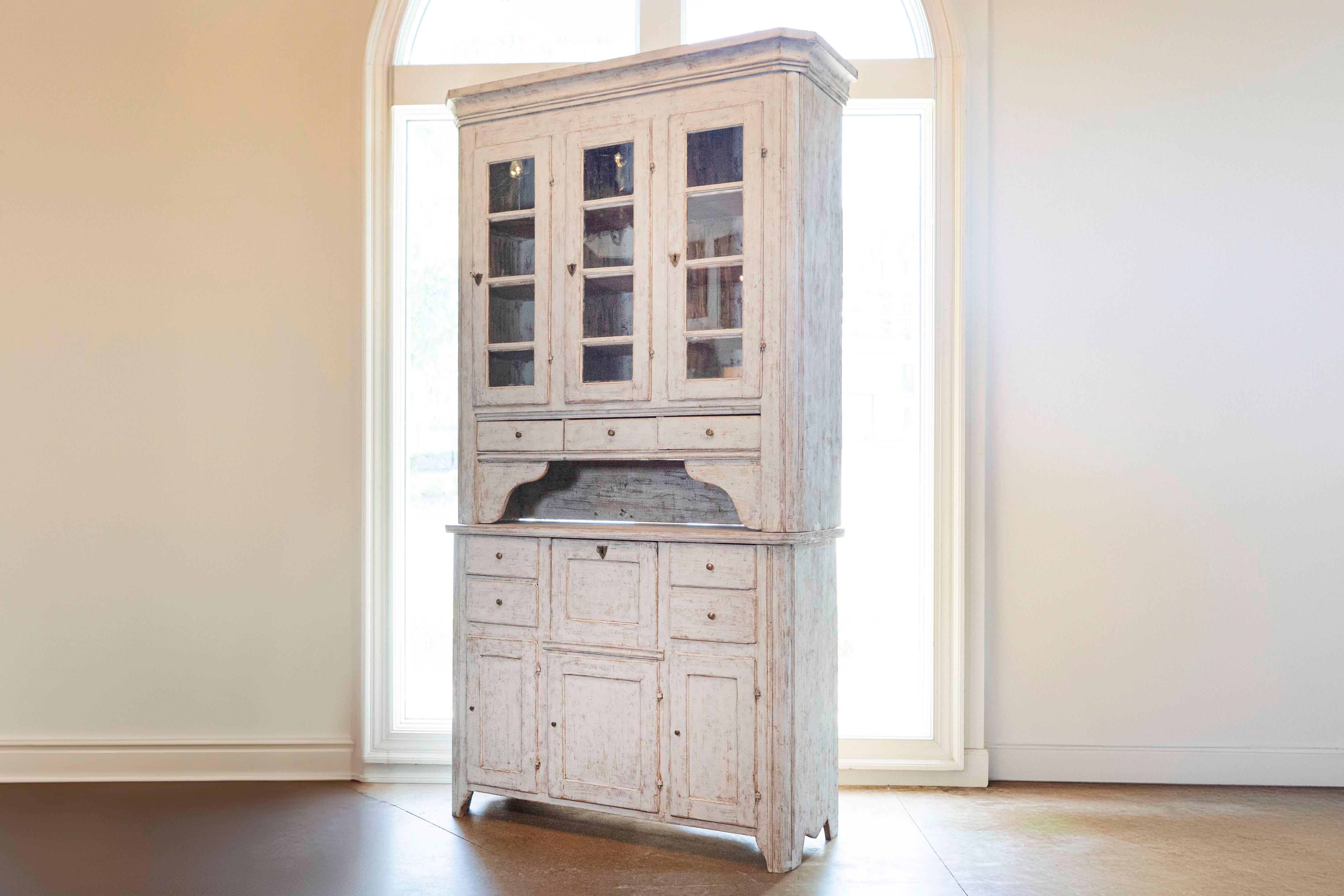 Schwedischer Vitrinenschrank aus bemaltem Holz von 1830 mit Glastüren und Schubladen (Geschnitzt) im Angebot