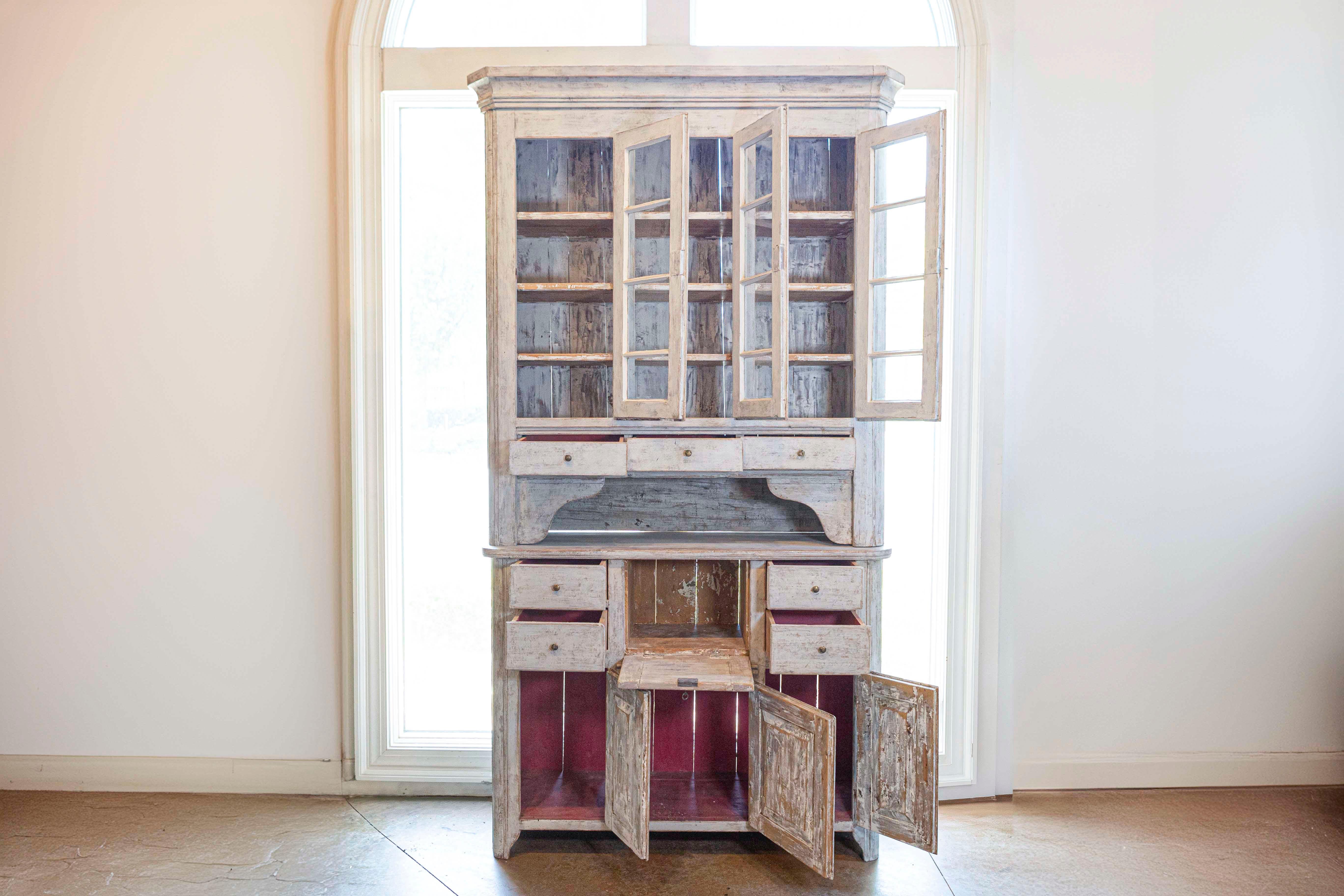 Schwedischer Vitrinenschrank aus bemaltem Holz von 1830 mit Glastüren und Schubladen im Zustand „Gut“ im Angebot in Atlanta, GA
