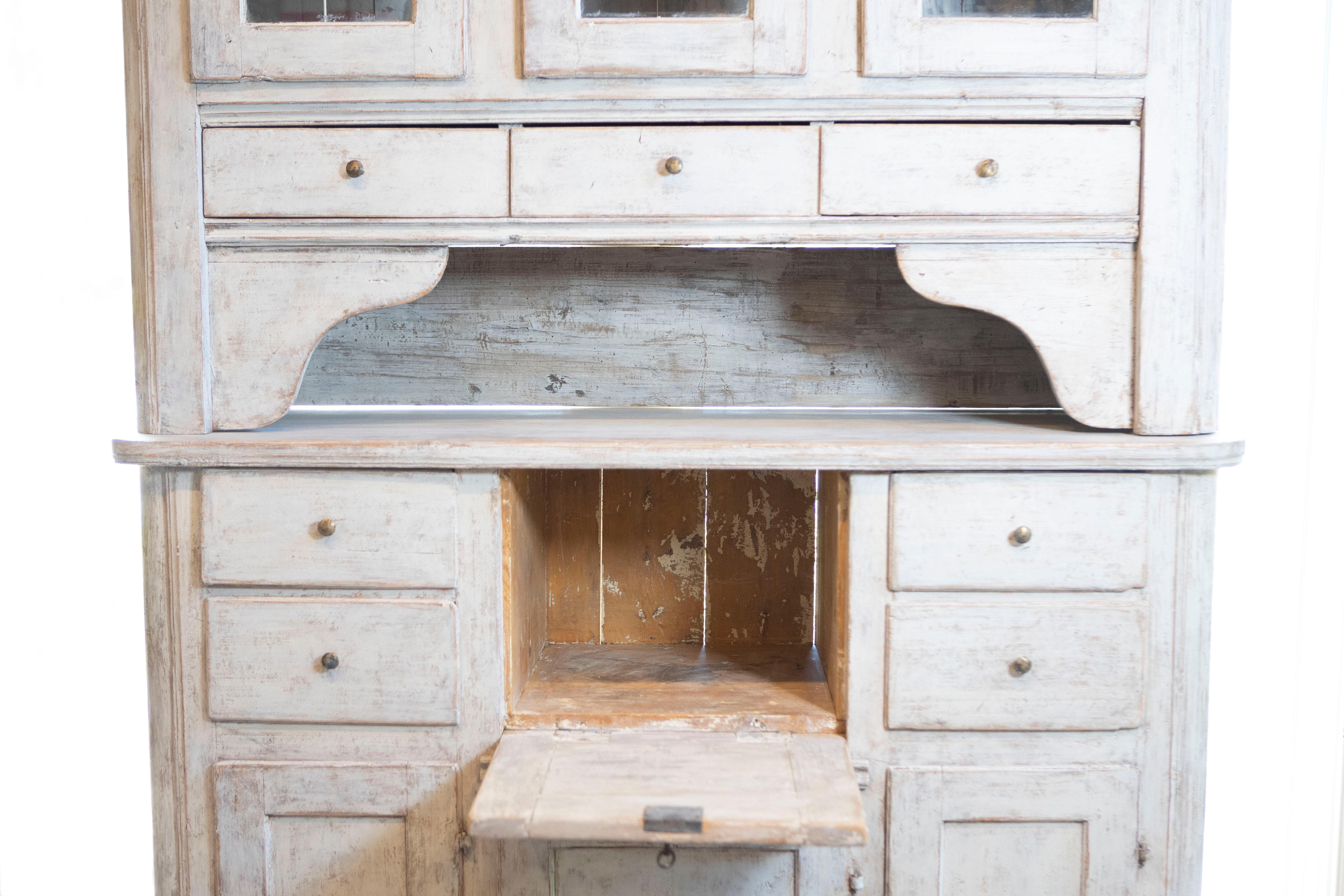 Schwedischer Vitrinenschrank aus bemaltem Holz von 1830 mit Glastüren und Schubladen (19. Jahrhundert) im Angebot