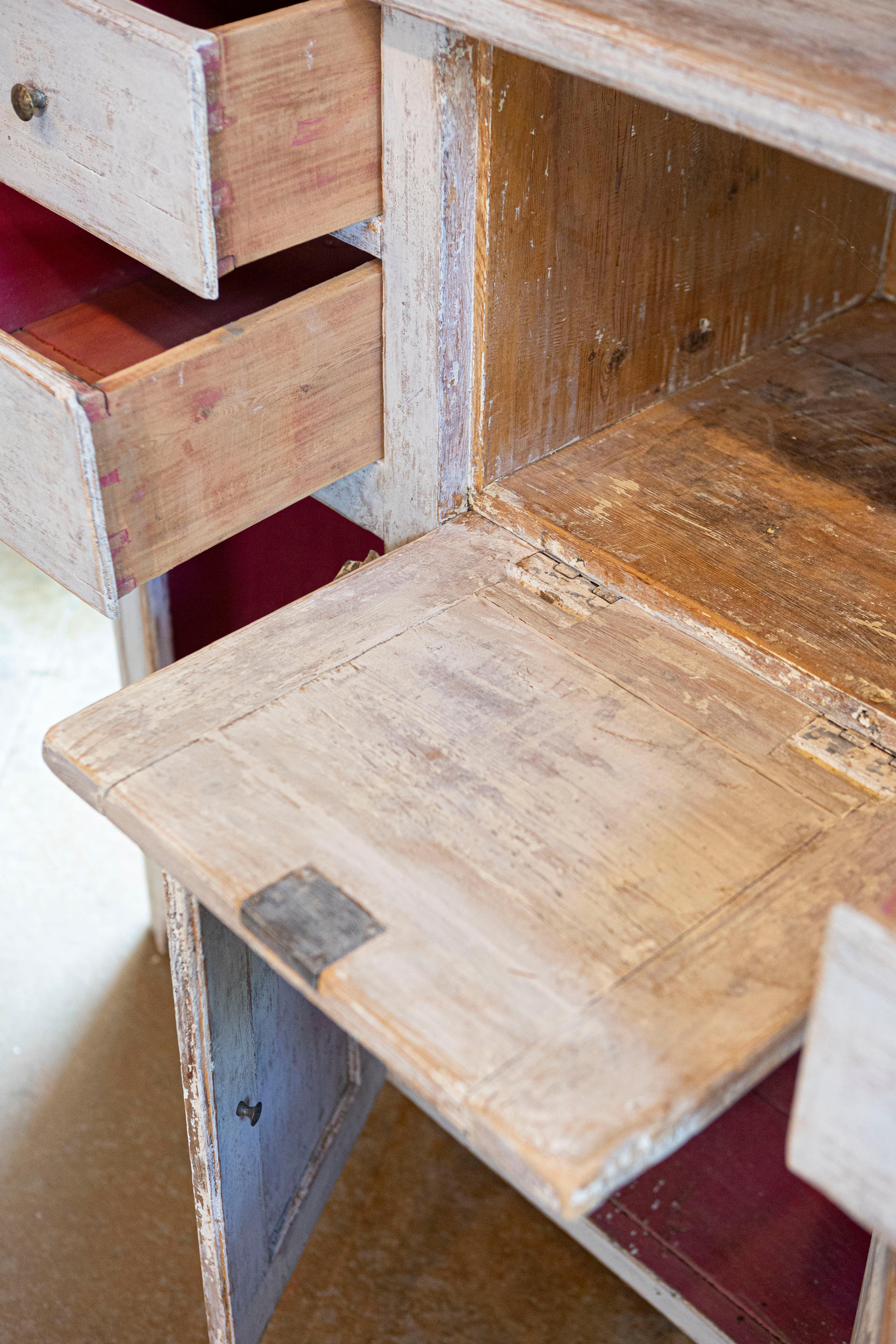 Schwedischer Vitrinenschrank aus bemaltem Holz von 1830 mit Glastüren und Schubladen im Angebot 1
