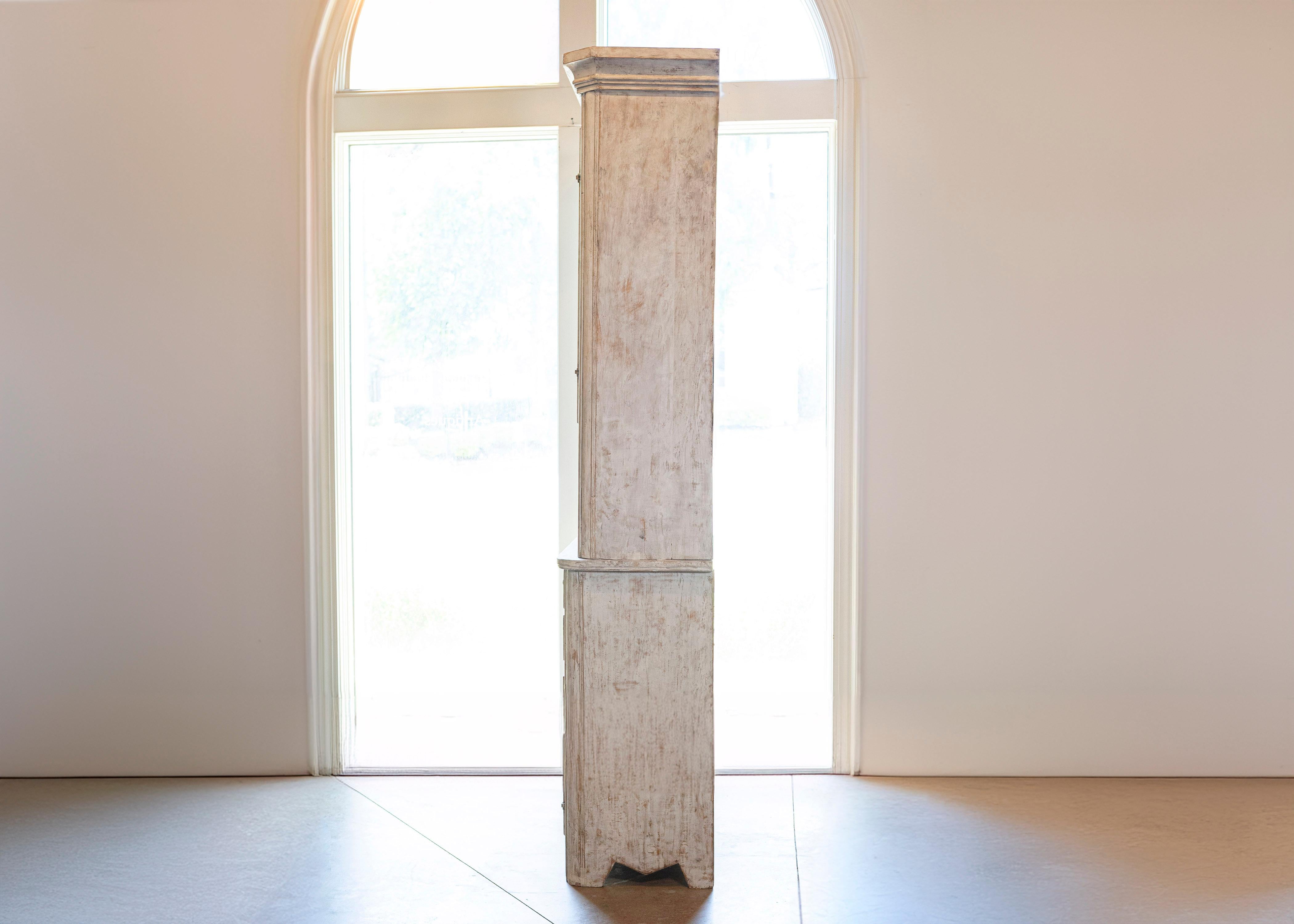 Schwedischer Vitrinenschrank aus bemaltem Holz von 1830 mit Glastüren und Schubladen im Angebot 2