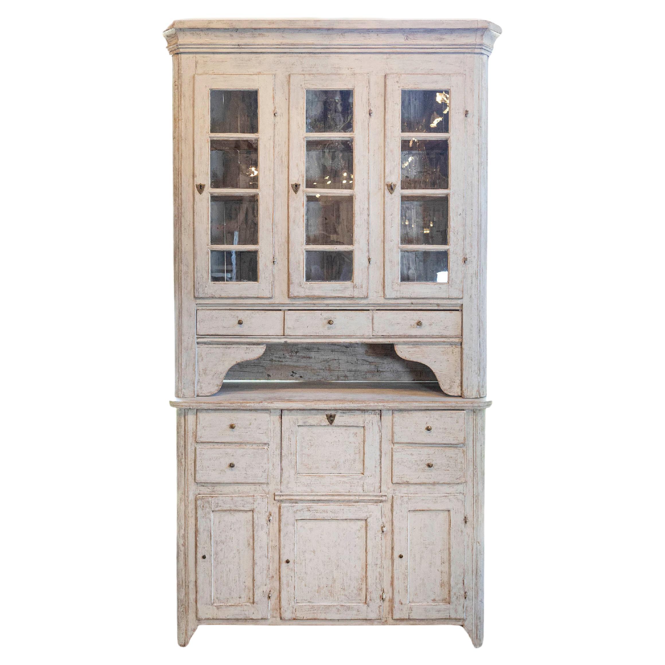 Schwedischer Vitrinenschrank aus bemaltem Holz von 1830 mit Glastüren und Schubladen