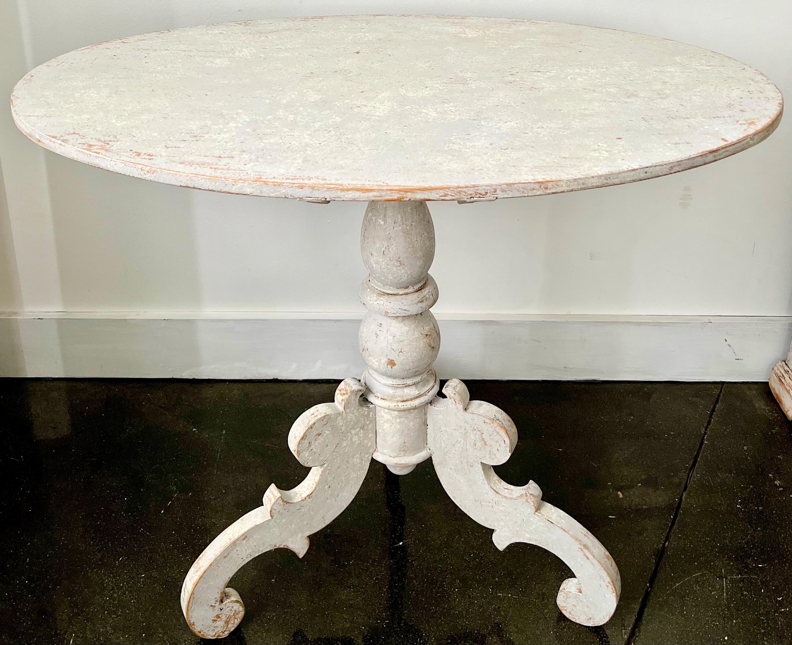 Schwedisch 1840's Painted Wood Large Table mit ovaler Platte und Pedestal Base (Handgeschnitzt) im Angebot