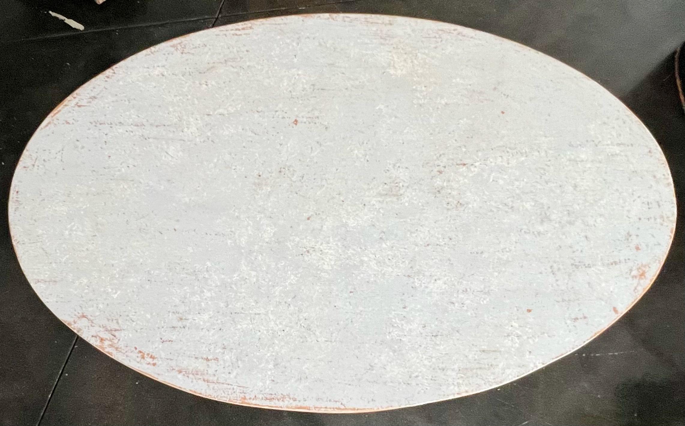 Schwedisch 1840's Painted Wood Large Table mit ovaler Platte und Pedestal Base (Holz) im Angebot