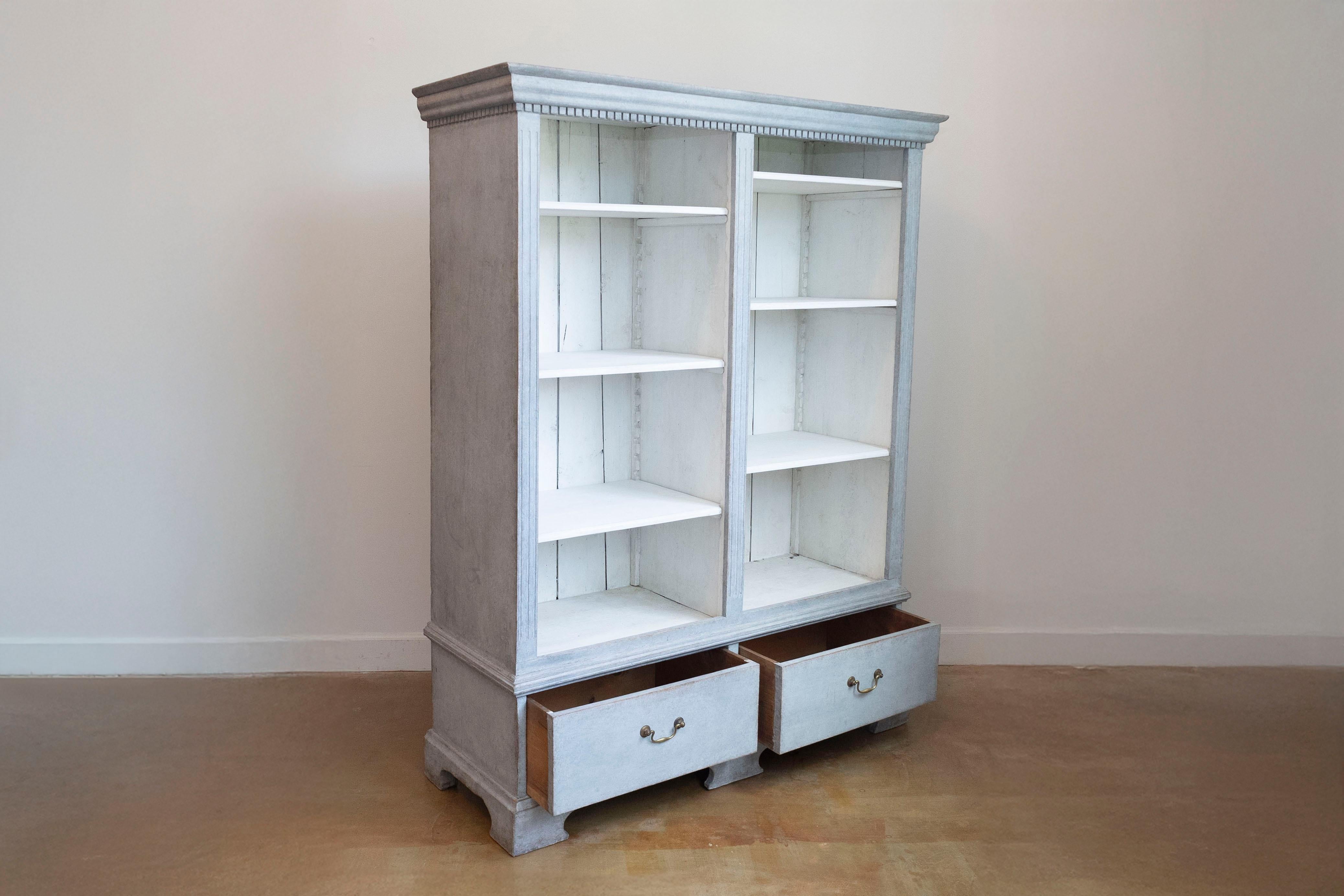 Schwedisches, grau gestrichenes Bücherregal von 1850 mit offenen Regalen und zwei Schubladen (Geschnitzt) im Angebot