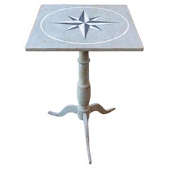 Schwedischer Guéridon Pedestal Beistelltisch mit Windrosenmotiv, 1850er Jahre, grau lackiert