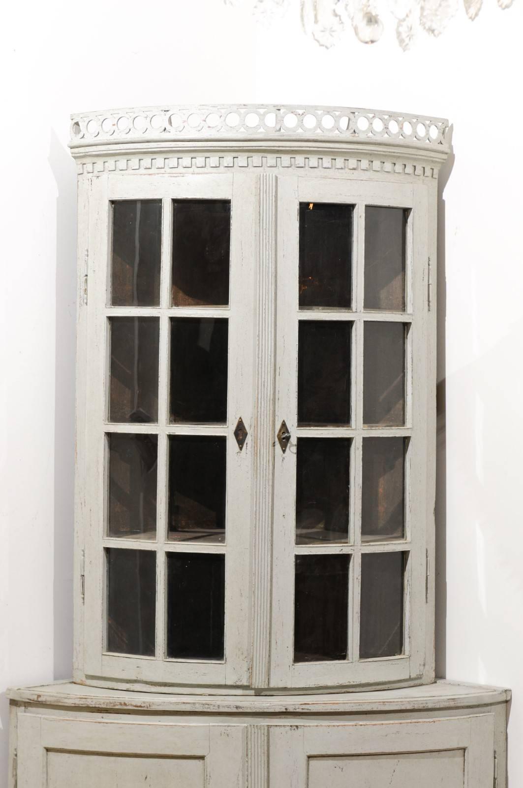 Swedish 1850s Gustavian Style Corner Cabinet with Glass Doors and Diamond Motifs In Good Condition In Atlanta, GA