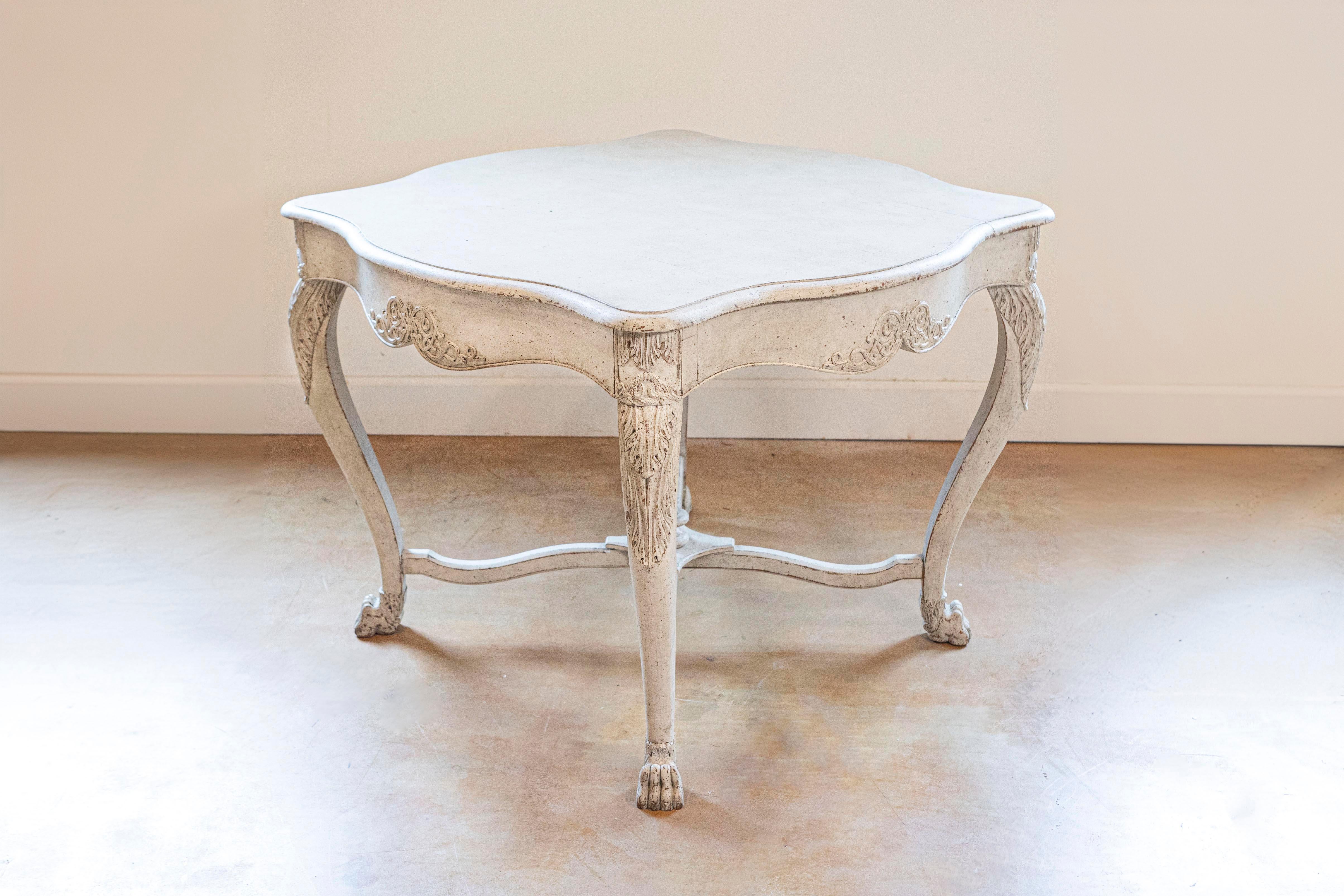 Suédois Table centrale suédoise peinte des années 1850 avec volutes sculptées et traverse traversée en vente
