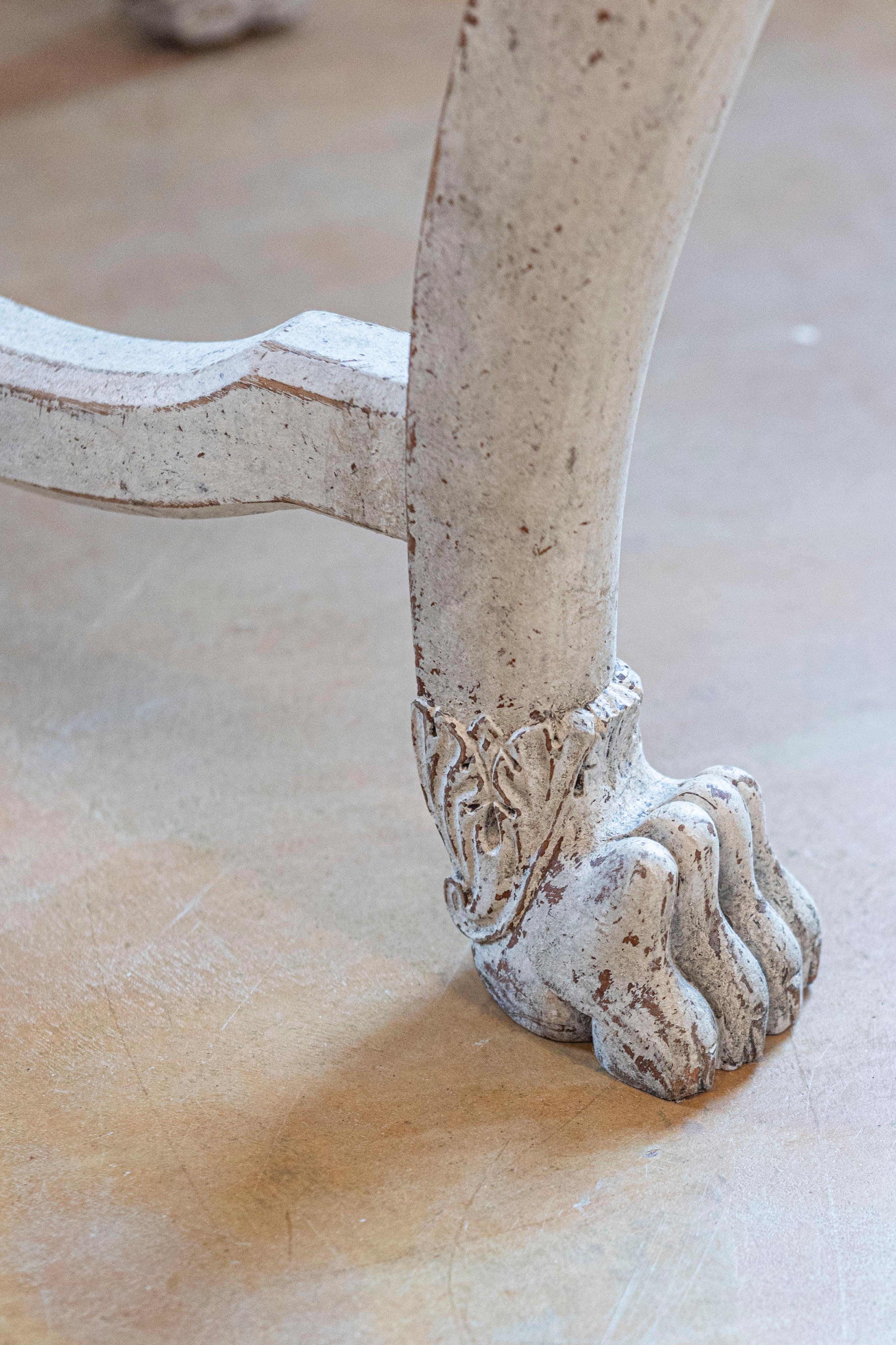 Sculpté Table centrale suédoise peinte des années 1850 avec volutes sculptées et traverse traversée en vente
