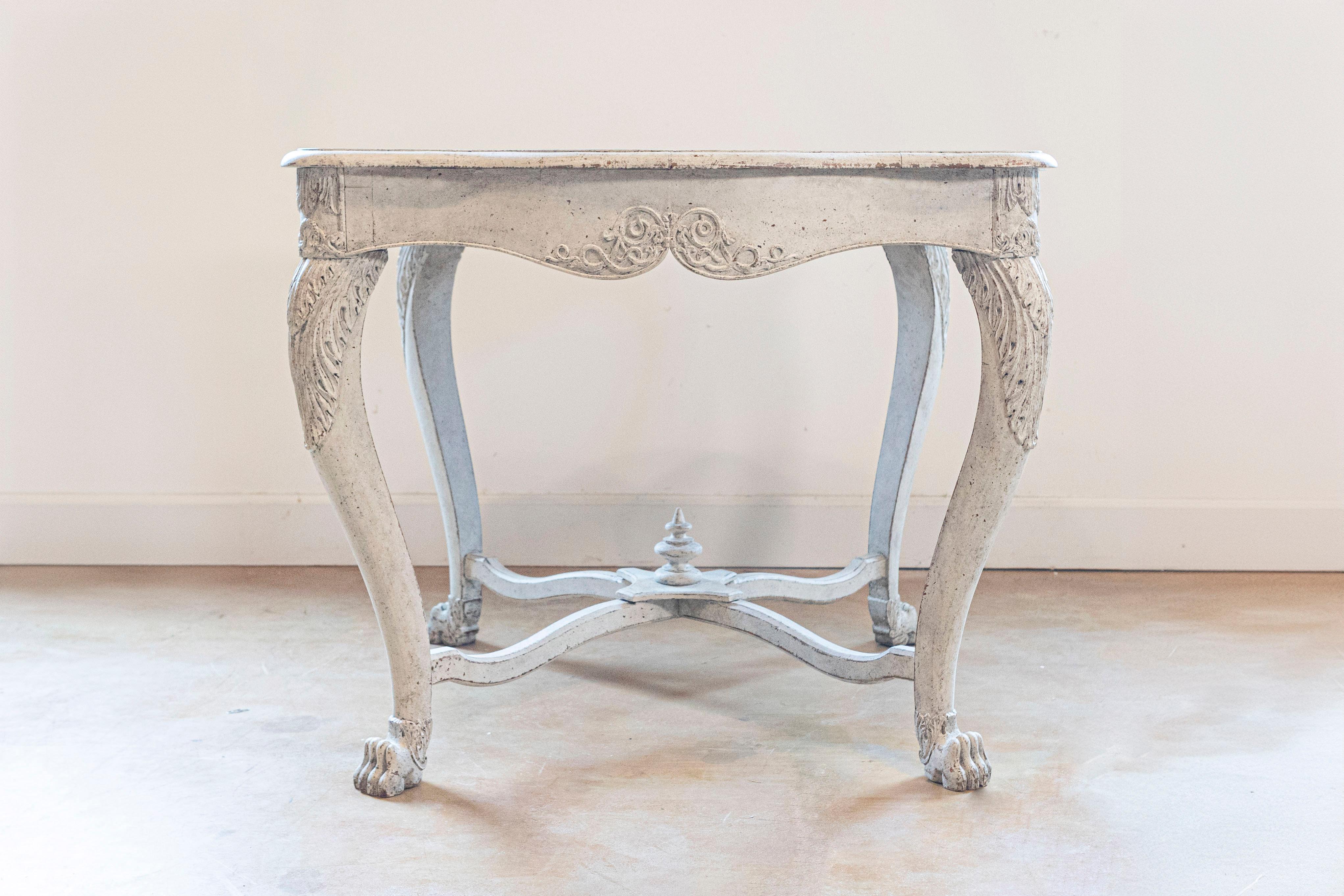Table centrale suédoise peinte des années 1850 avec volutes sculptées et traverse traversée Bon état - En vente à Atlanta, GA