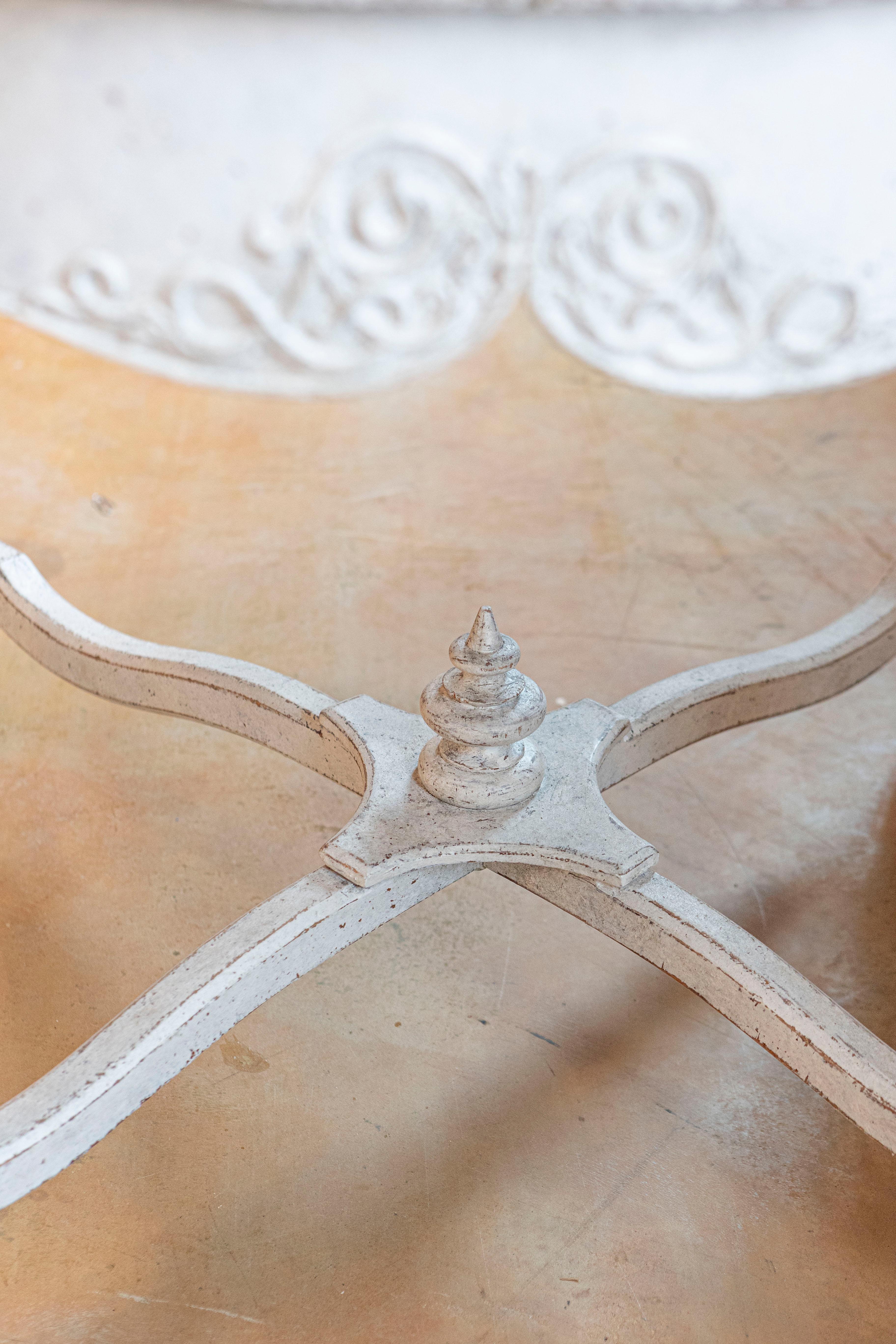 XIXe siècle Table centrale suédoise peinte des années 1850 avec volutes sculptées et traverse traversée en vente