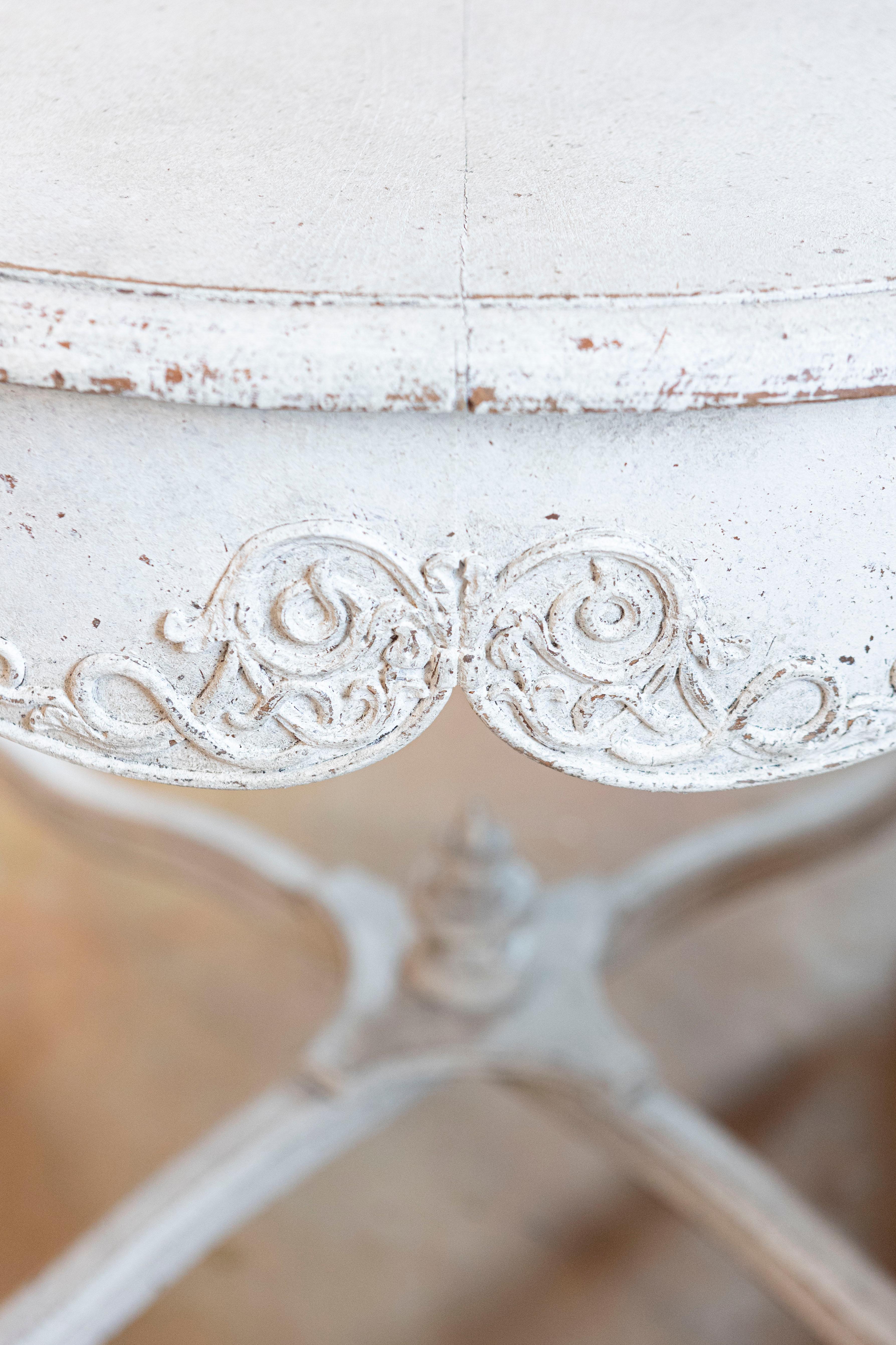 Bois Table centrale suédoise peinte des années 1850 avec volutes sculptées et traverse traversée en vente