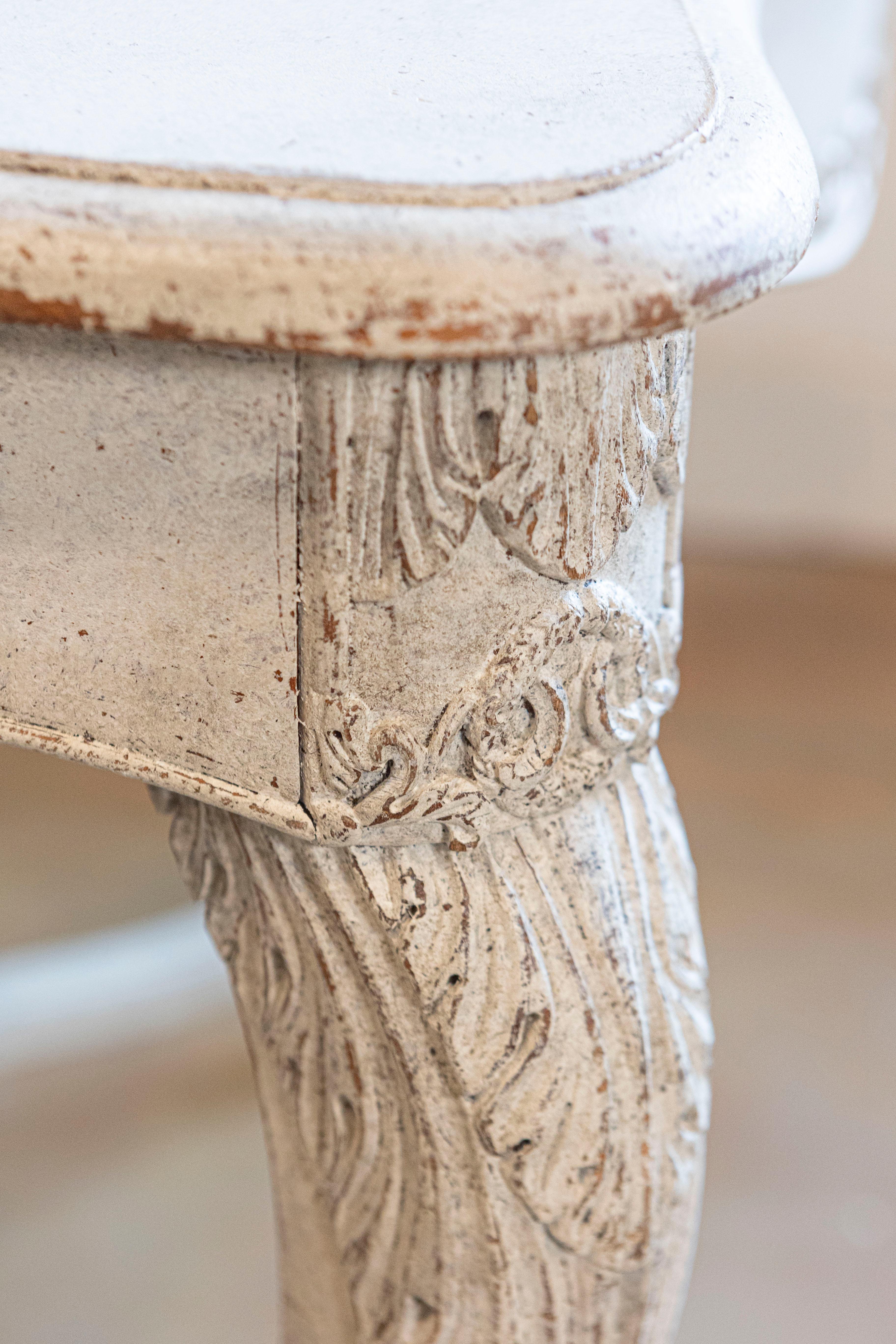 Table centrale suédoise peinte des années 1850 avec volutes sculptées et traverse traversée en vente 1