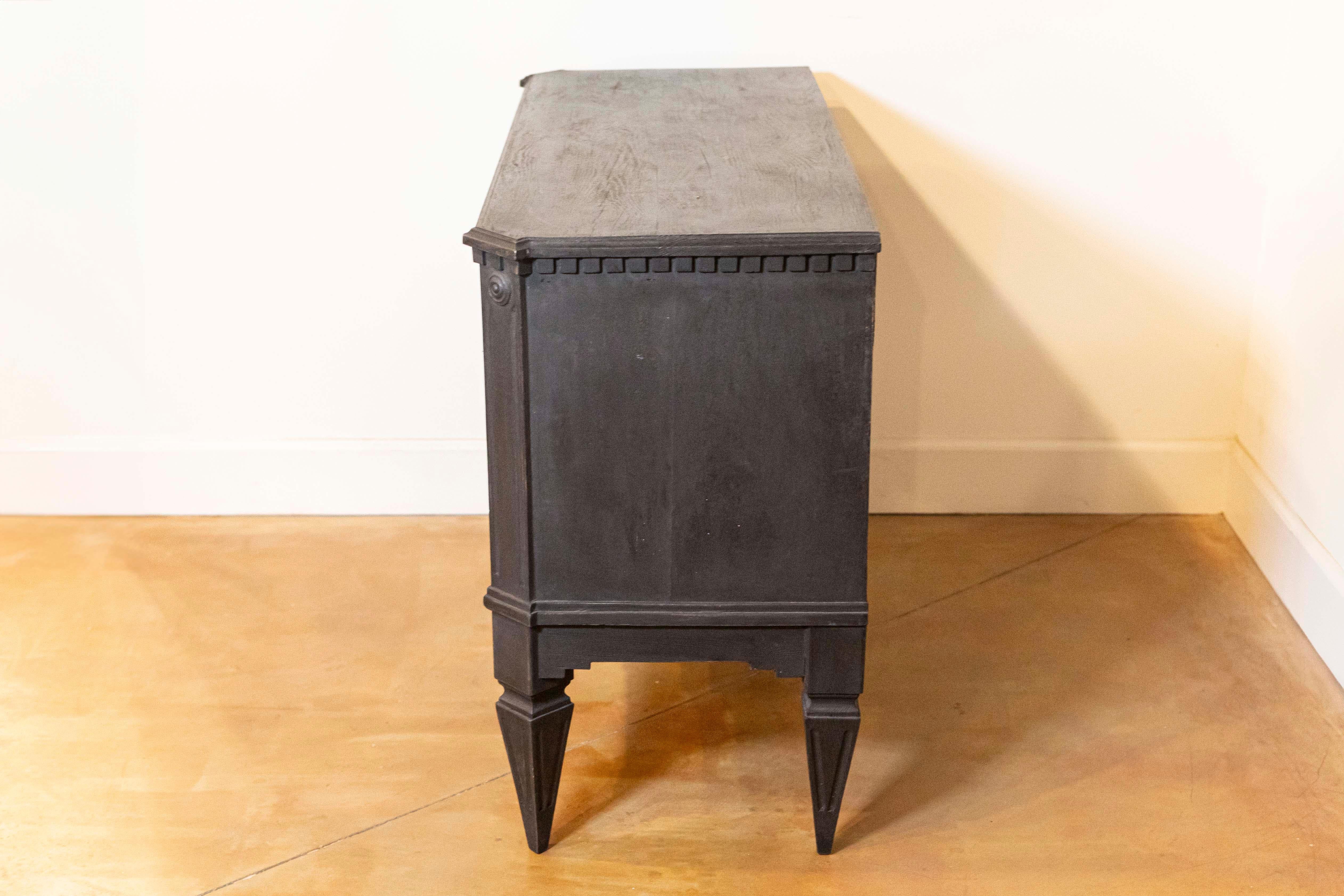 Cassapanca svedese del 1855 dipinta di nero con porta centrale e sette cassetti In condizioni buone in vendita a Atlanta, GA