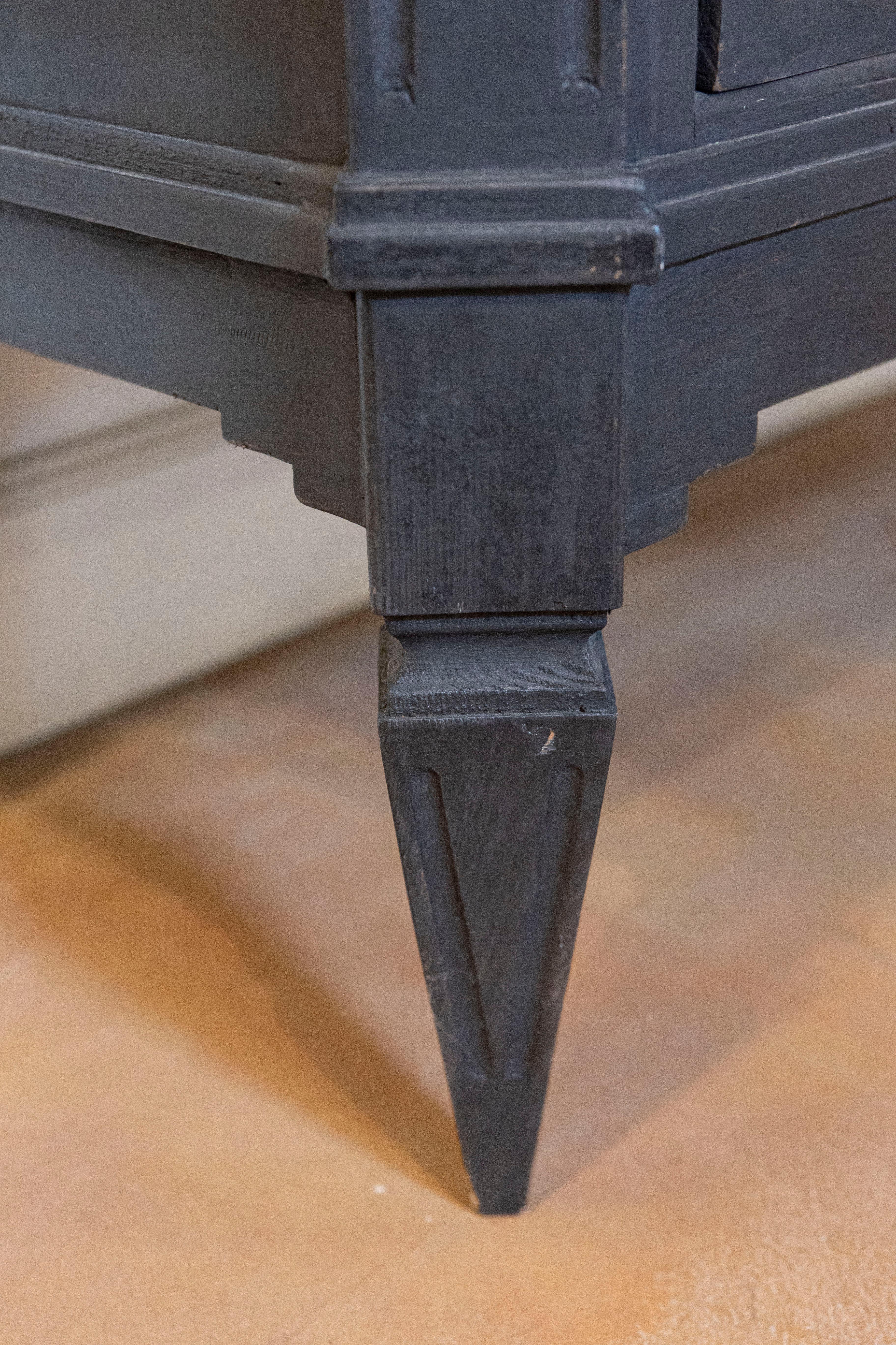 Cassapanca svedese del 1855 dipinta di nero con porta centrale e sette cassetti in vendita 2