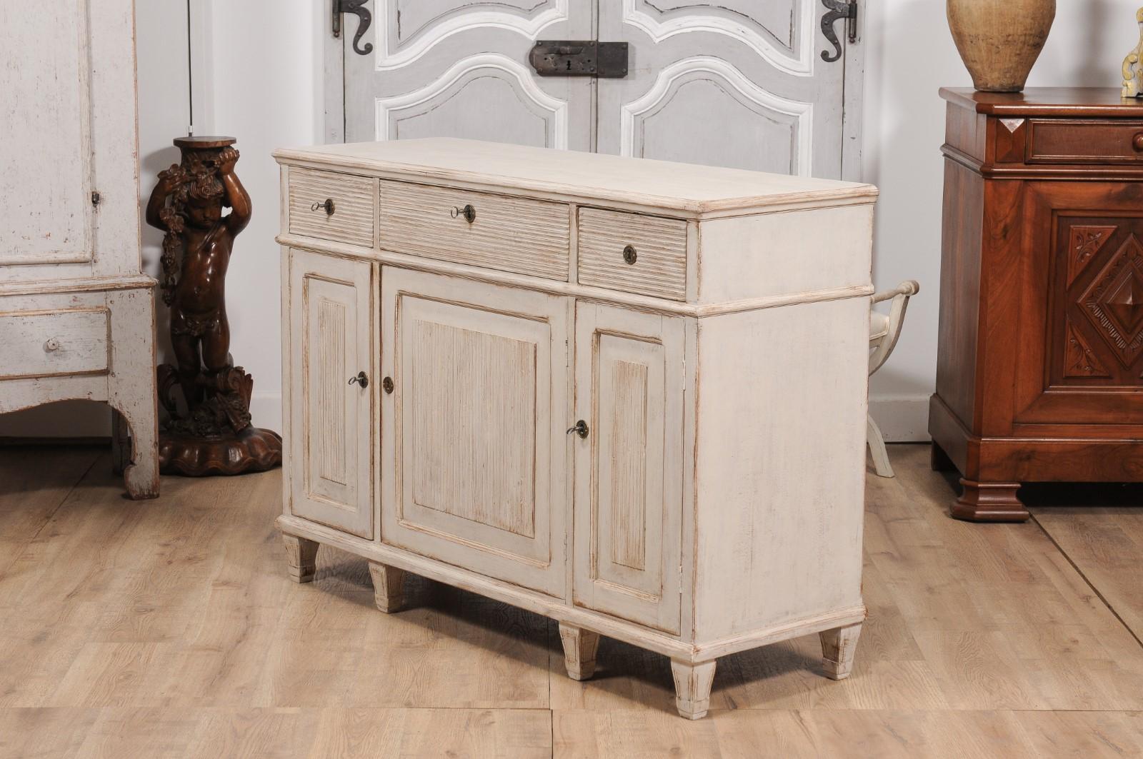 Swedish 1860s Creamy Gray Painted Sideboard with Reeded Doors and Drawers For Sale 3