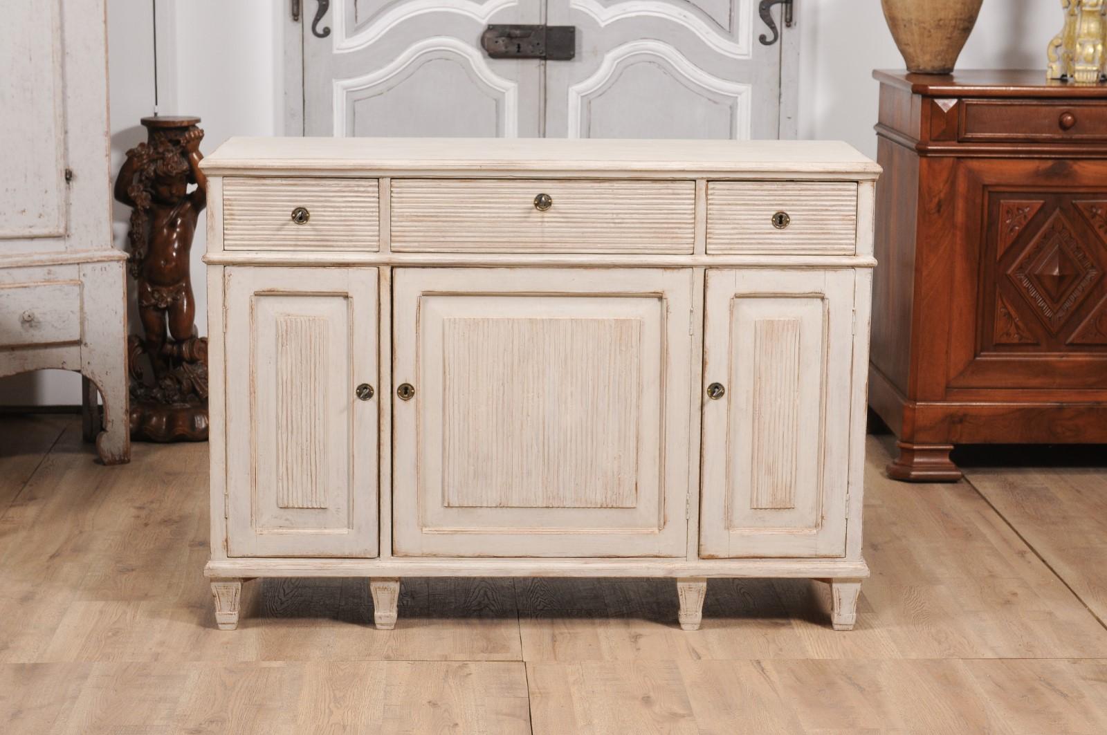 Swedish 1860s Creamy Gray Painted Sideboard with Reeded Doors and Drawers For Sale 4