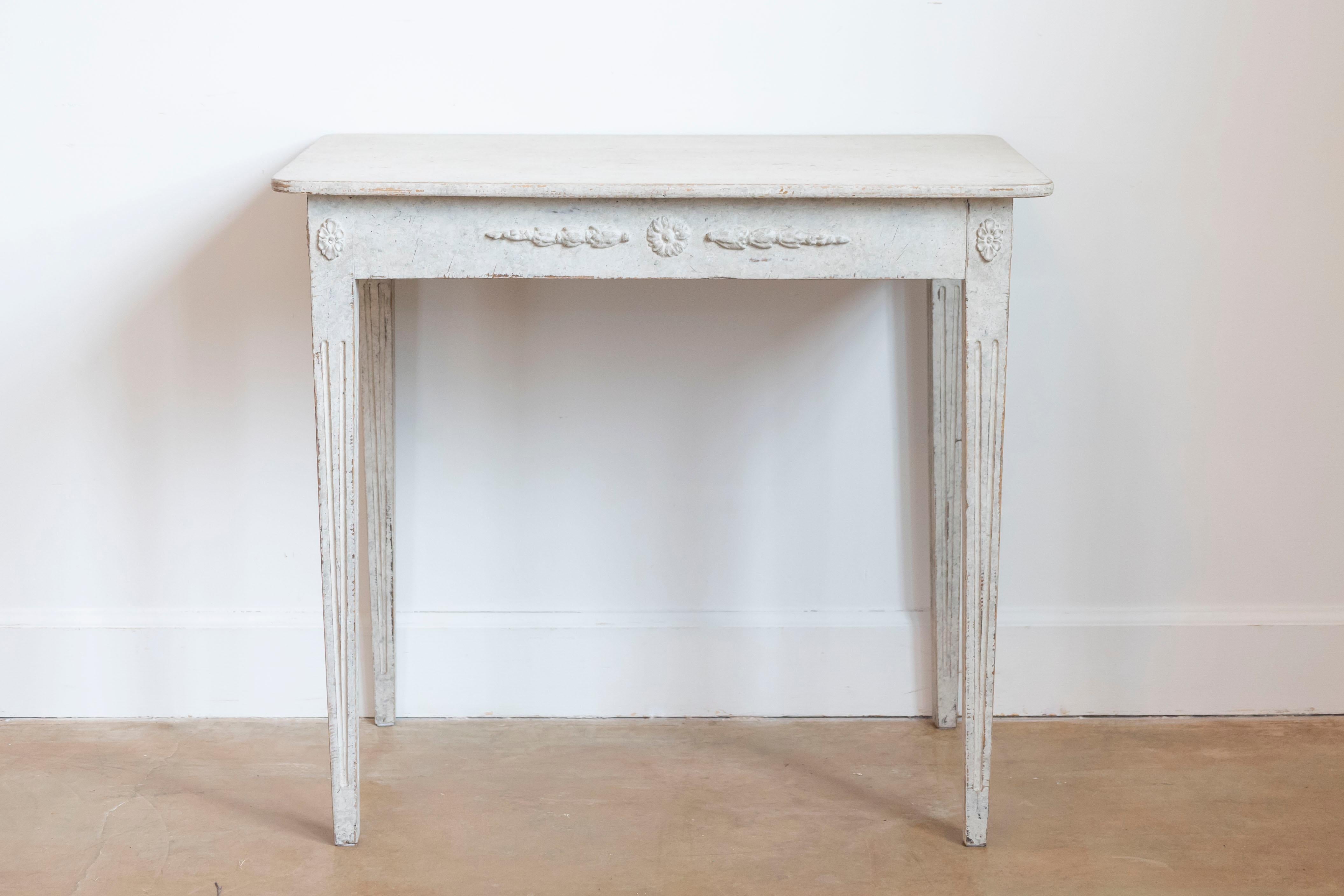 Suédois Swedish 1860s Gustavian Style Painted Console Table with Carved Floral Décor en vente