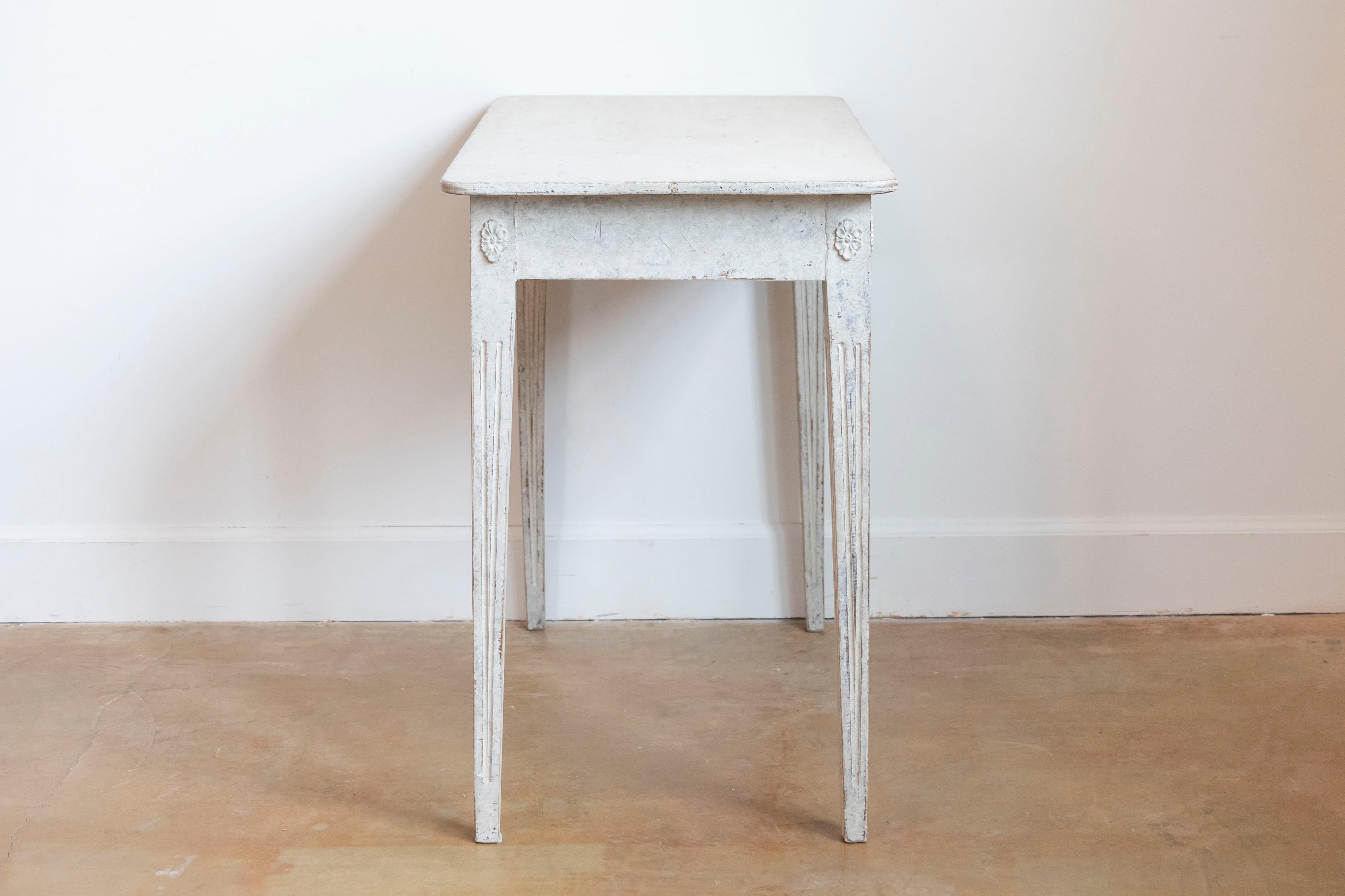 Sculpté Swedish 1860s Gustavian Style Painted Console Table with Carved Floral Décor en vente