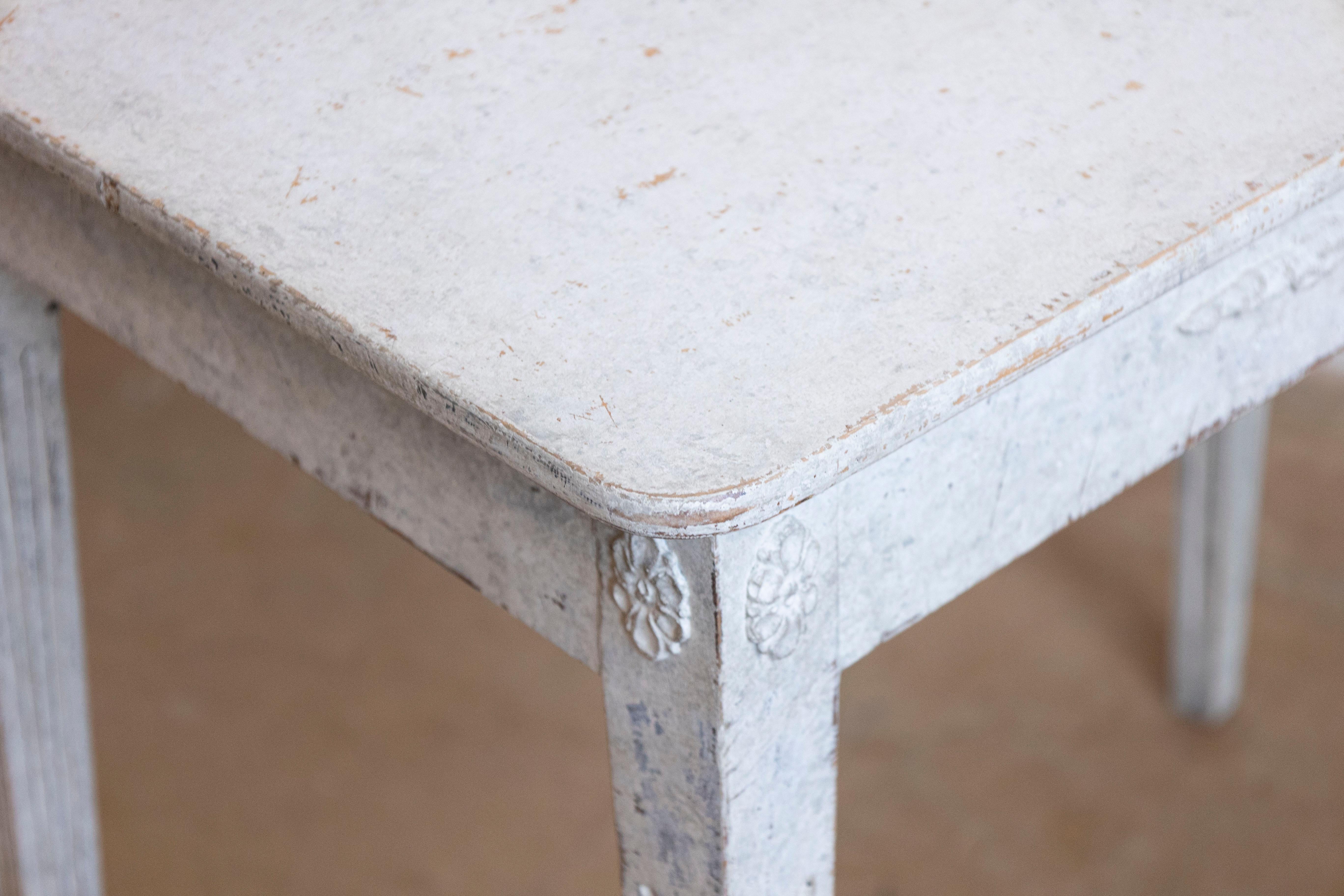 XIXe siècle Swedish 1860s Gustavian Style Painted Console Table with Carved Floral Décor en vente