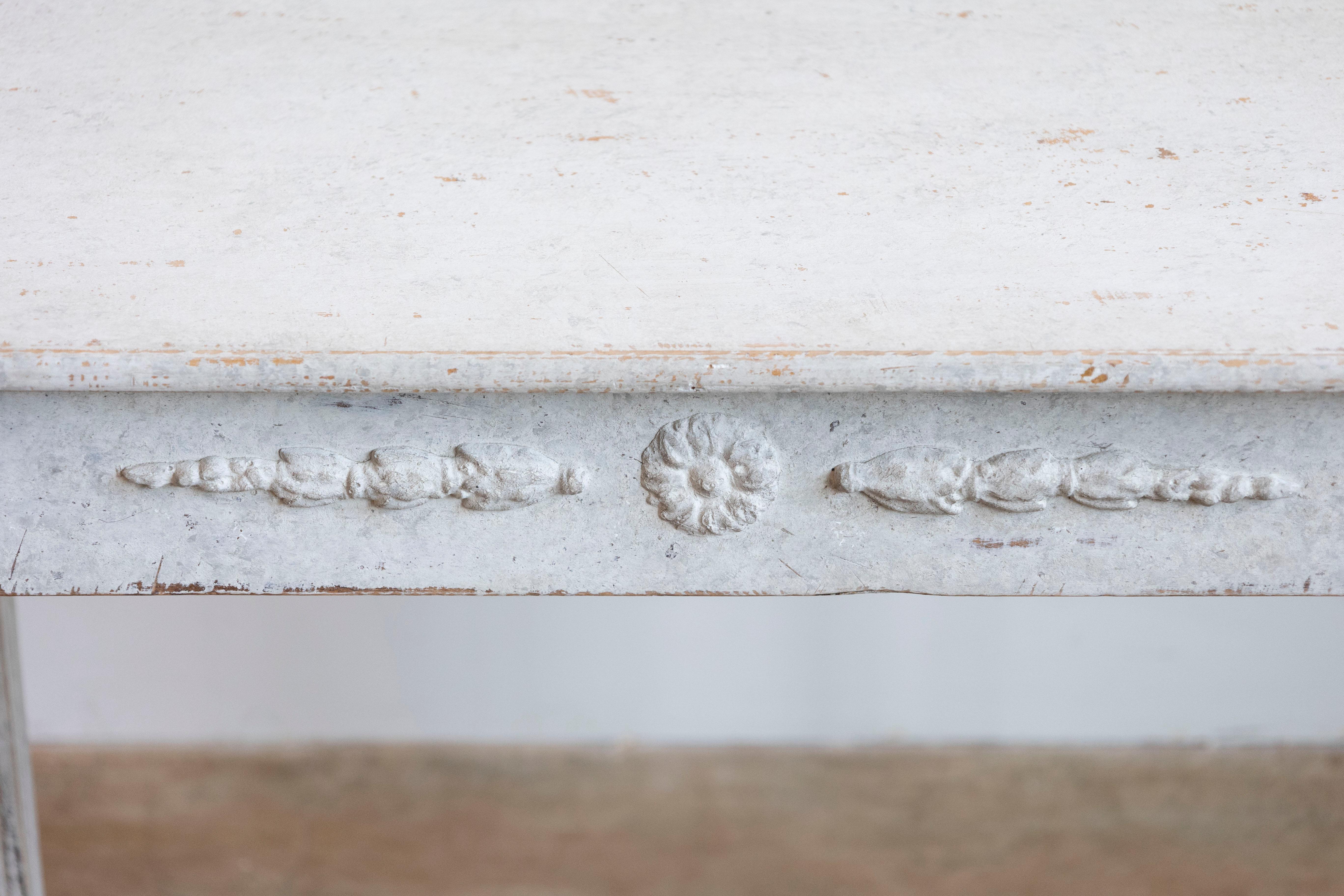 Bois Swedish 1860s Gustavian Style Painted Console Table with Carved Floral Décor en vente