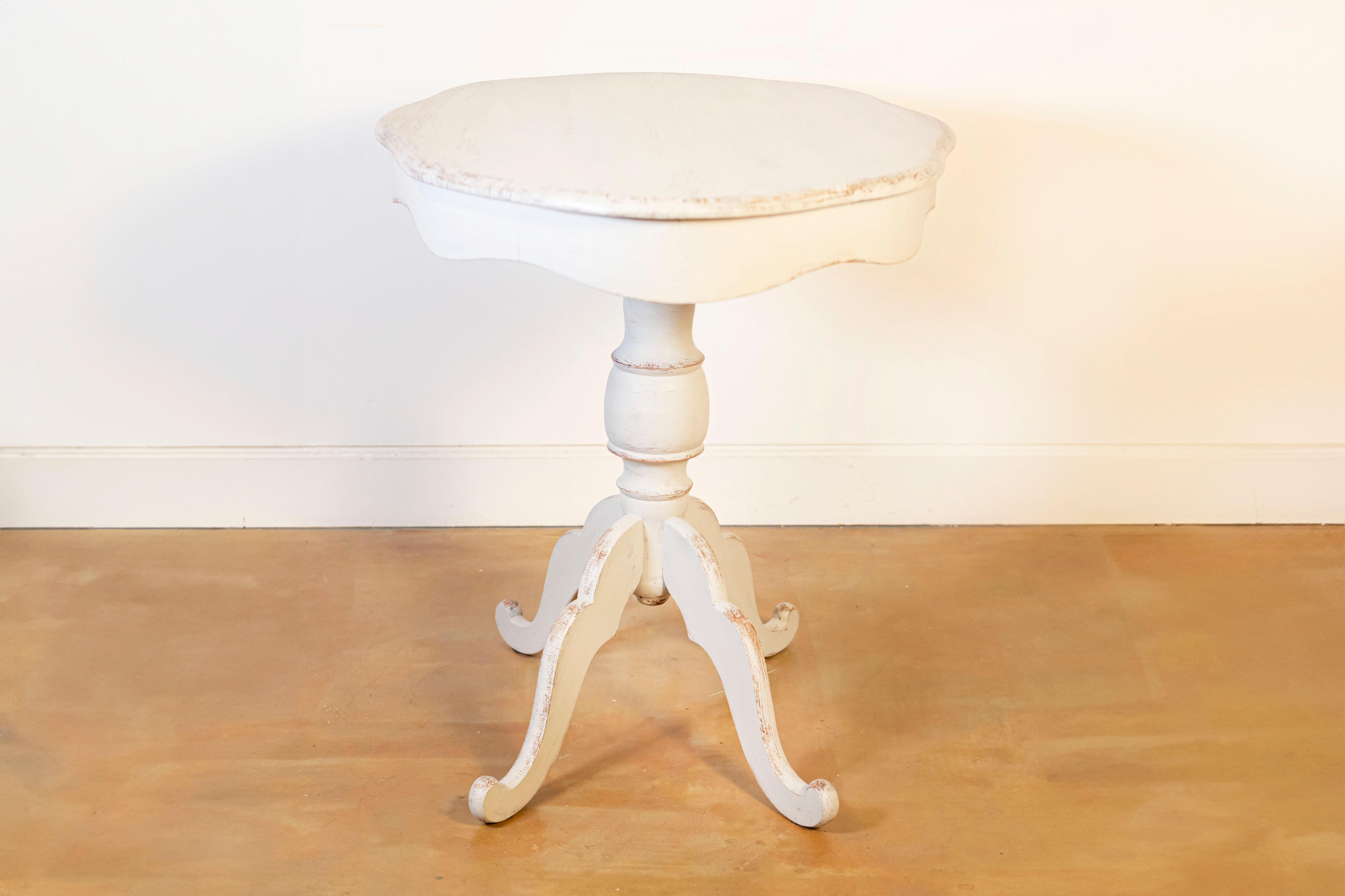 19th Century Swedish 1860s Painted Oval Pedestal Table with Carved Apron and Quadripod Base For Sale