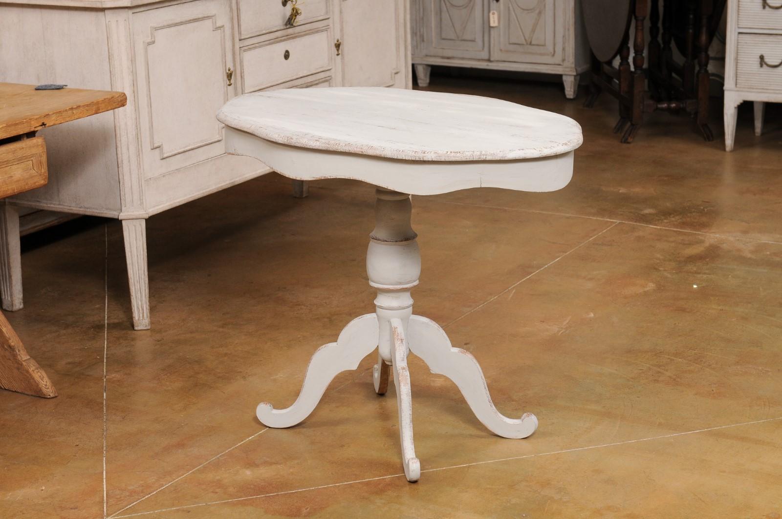 Swedish 1860s Painted Oval Pedestal Table with Carved Apron and Quadripod Base For Sale 3