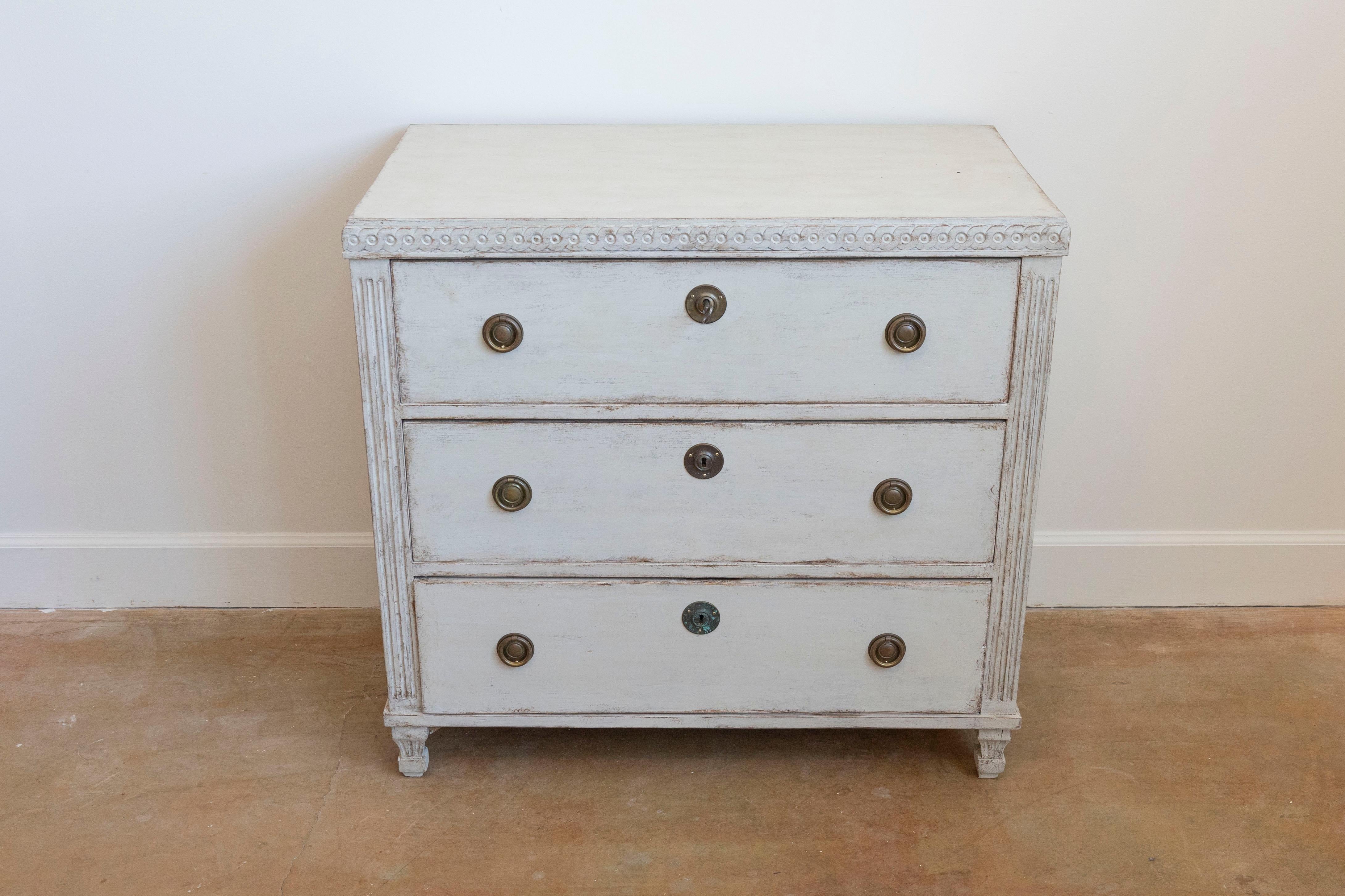Neoclassico Cassettone a tre cassetti dipinto in stile neoclassico svedese del 1865 con guilloches in vendita