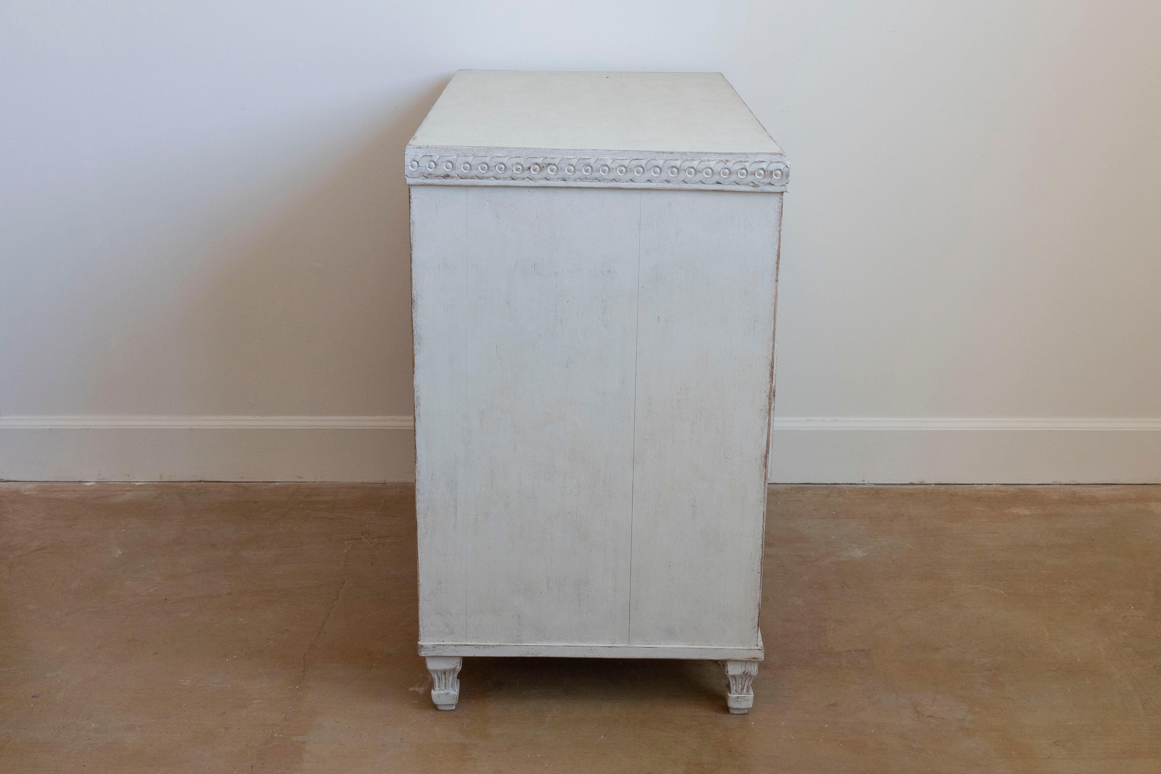 Cassettone a tre cassetti dipinto in stile neoclassico svedese del 1865 con guilloches In condizioni buone in vendita a Atlanta, GA