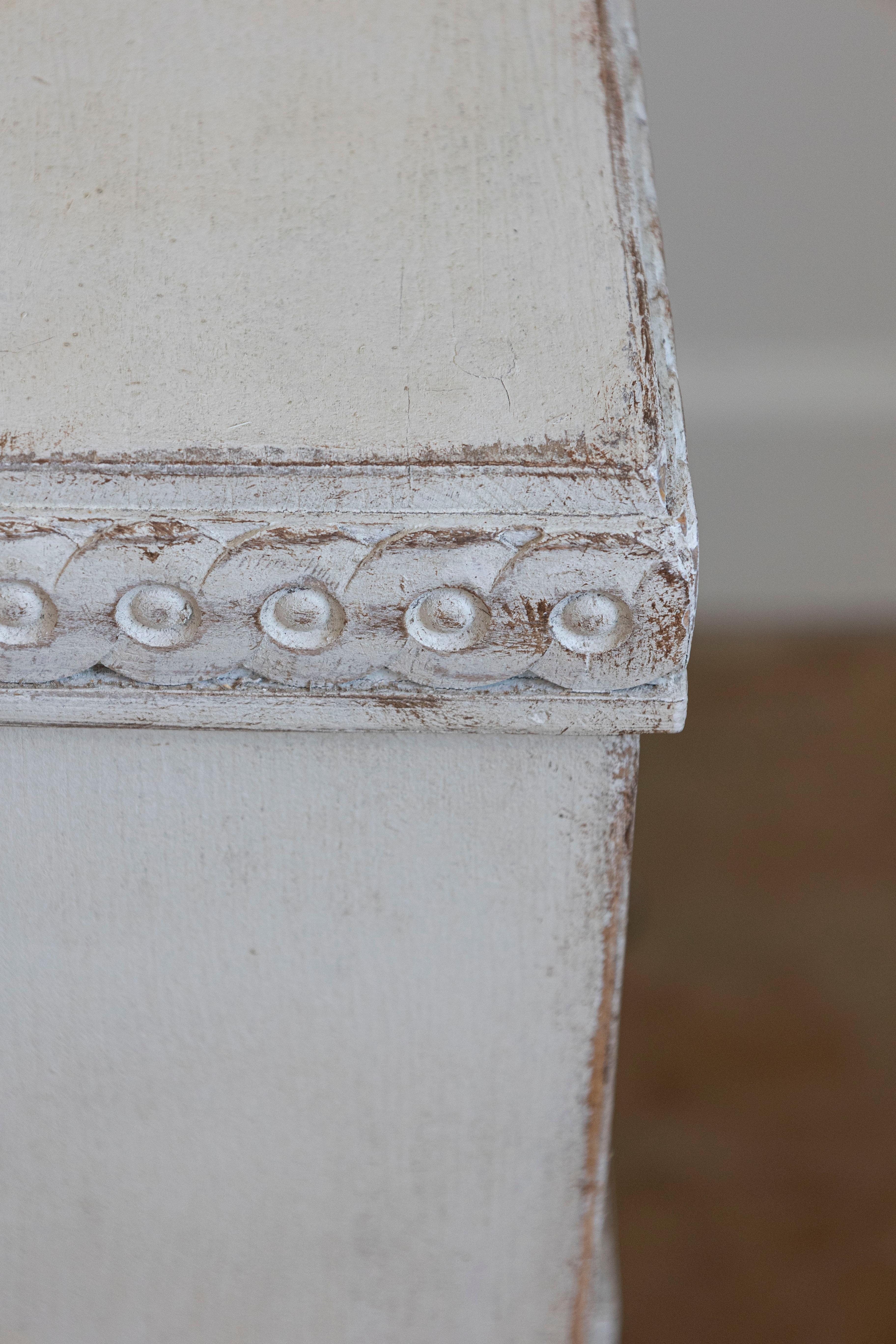 XIX secolo Cassettone a tre cassetti dipinto in stile neoclassico svedese del 1865 con guilloches in vendita