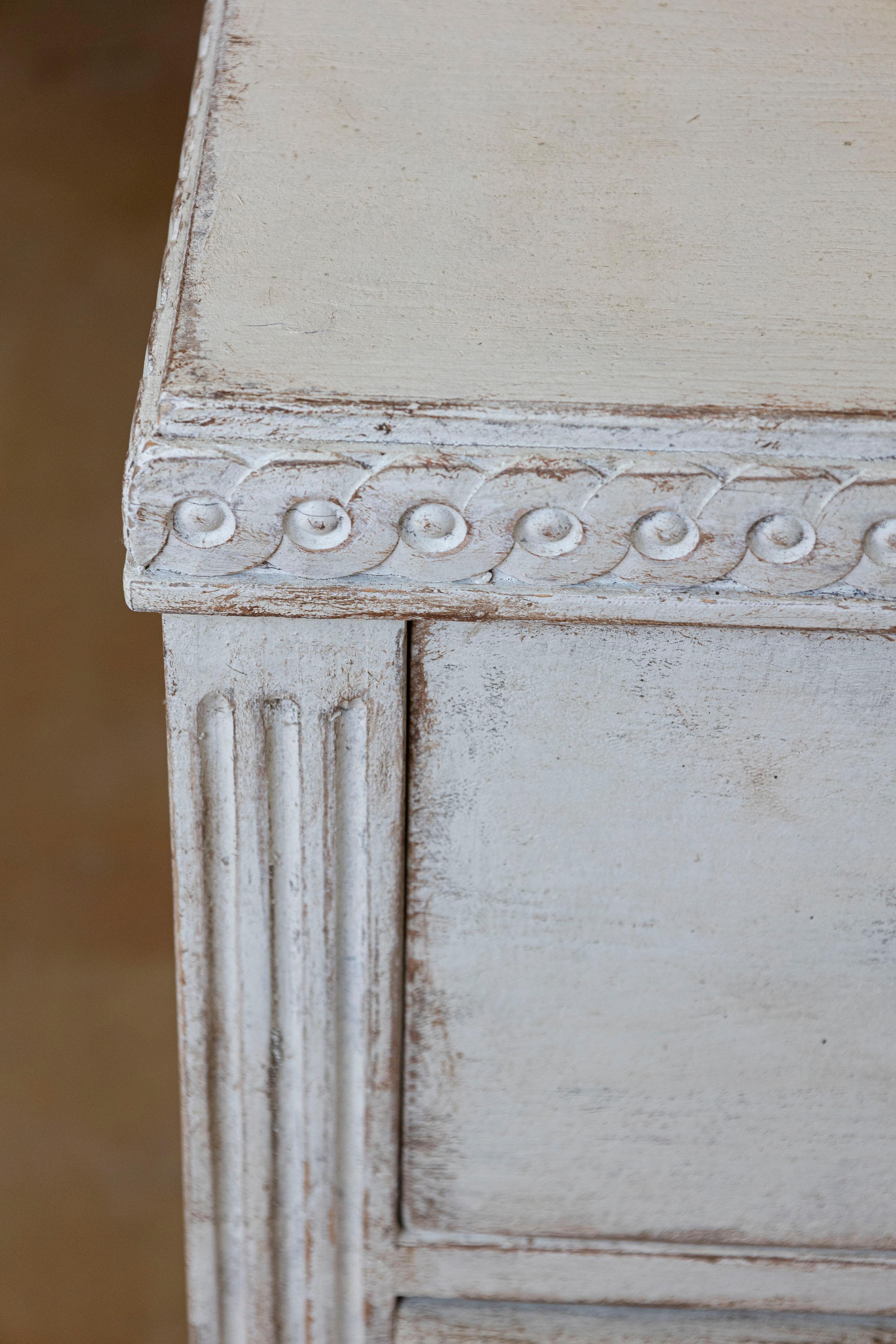 Legno Cassettone a tre cassetti dipinto in stile neoclassico svedese del 1865 con guilloches in vendita