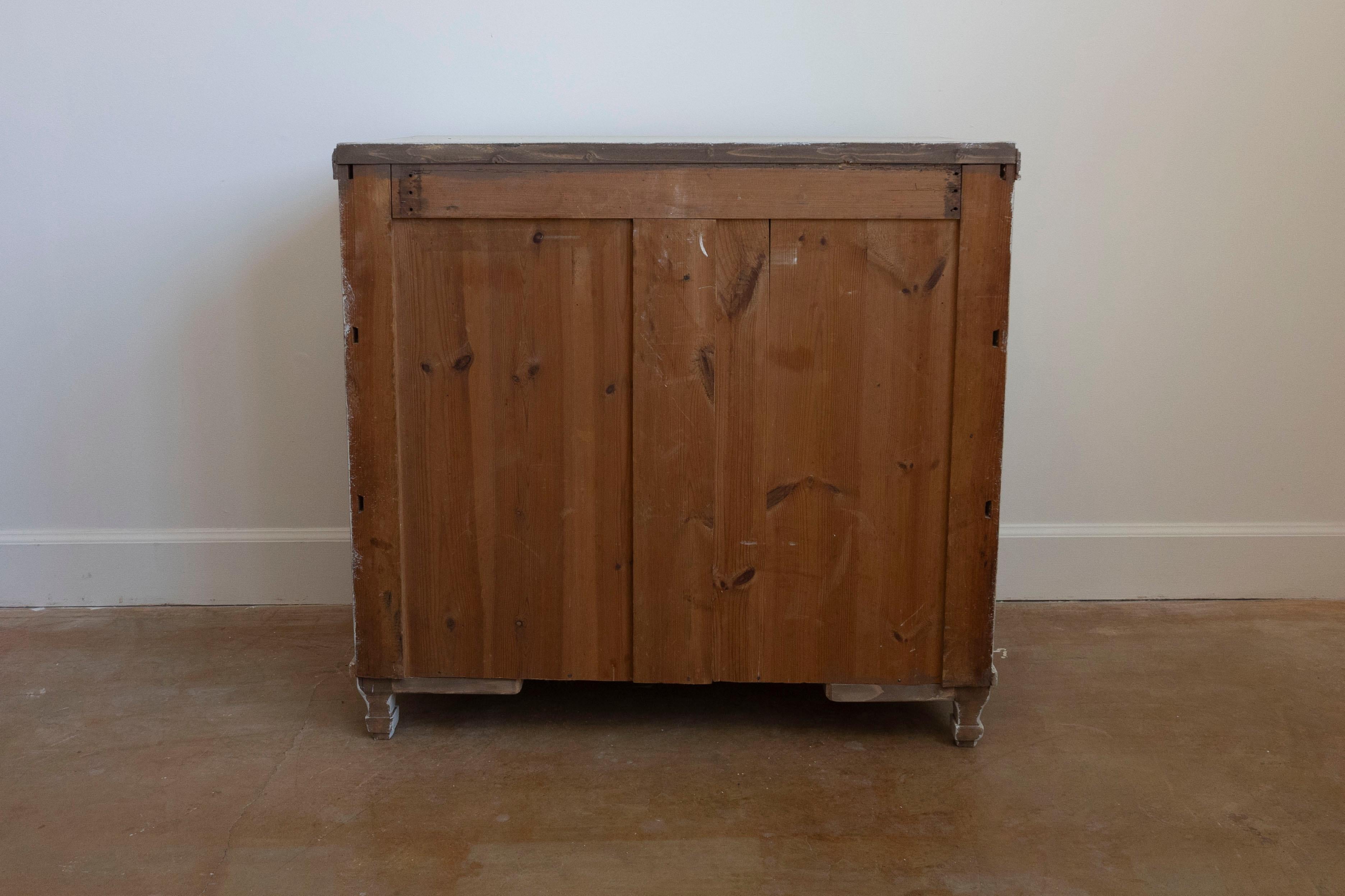 Cassettone a tre cassetti dipinto in stile neoclassico svedese del 1865 con guilloches in vendita 1