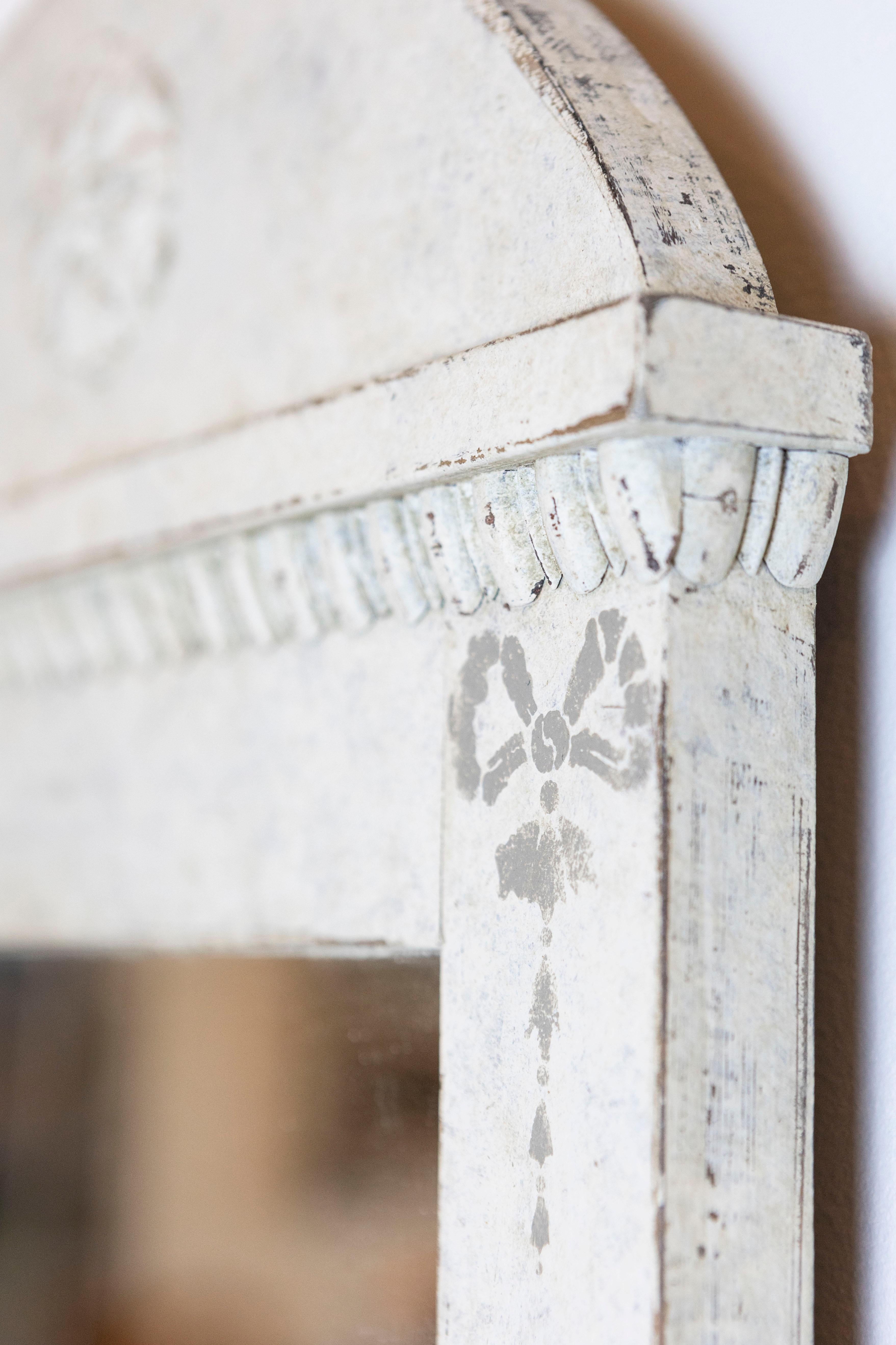 Swedish 1880s Gray Painted Wall Mirror with Carved Rosettes and Ribbons In Good Condition For Sale In Atlanta, GA