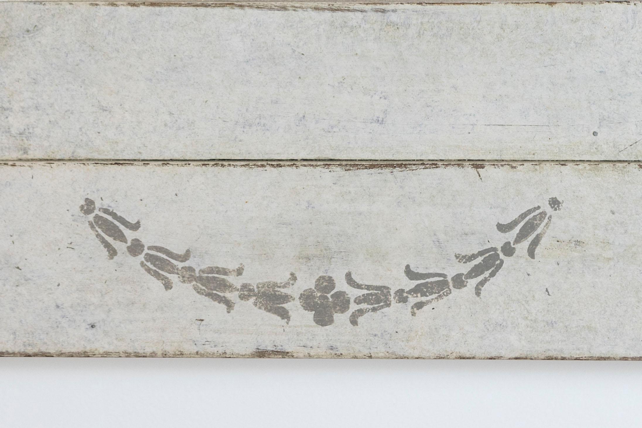 Miroir mural suédois des années 1880 peint en gris avec rosettes et rubans sculptés Bon état - En vente à Atlanta, GA