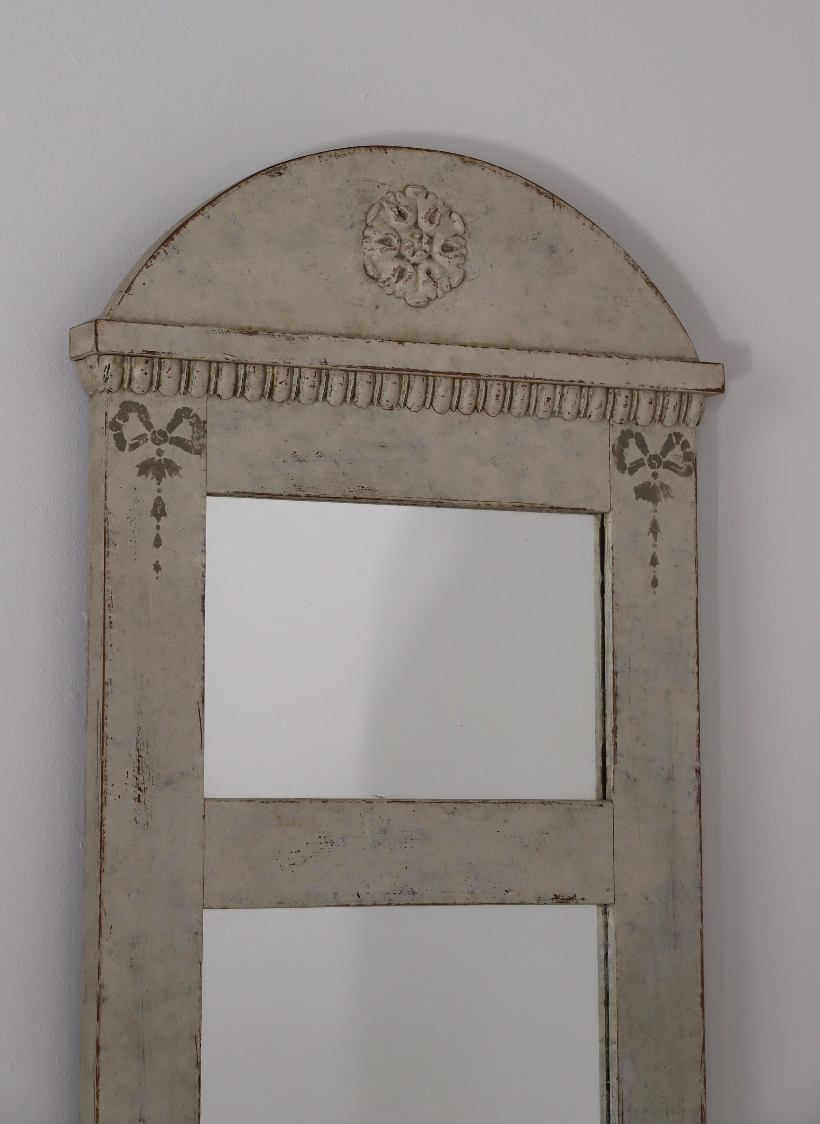 Swedish 1880s Gray Painted Wall Mirror with Carved Rosettes and Ribbons For Sale 1