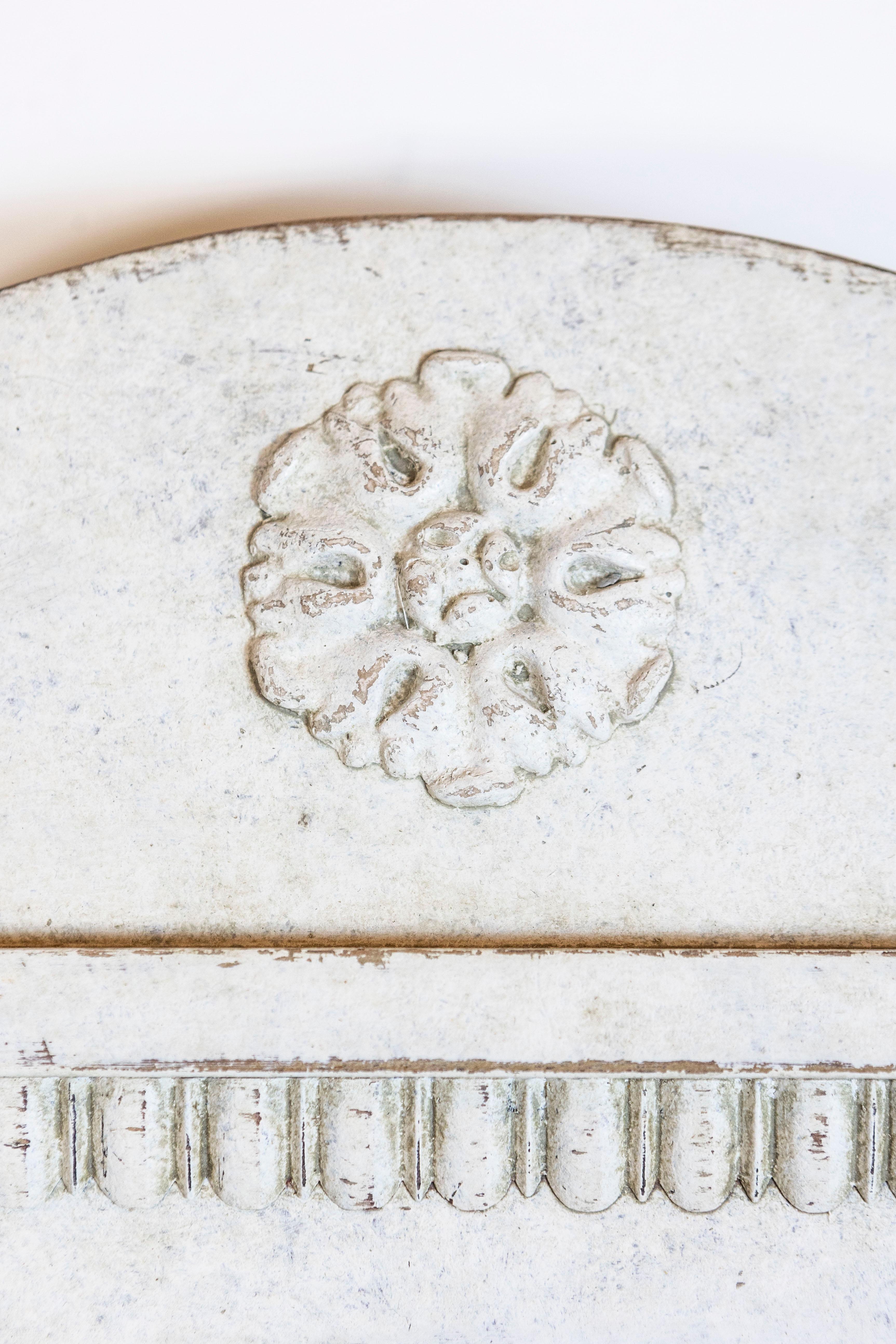 XIXe siècle Miroir mural suédois des années 1880 peint en gris avec rosettes et rubans sculptés en vente