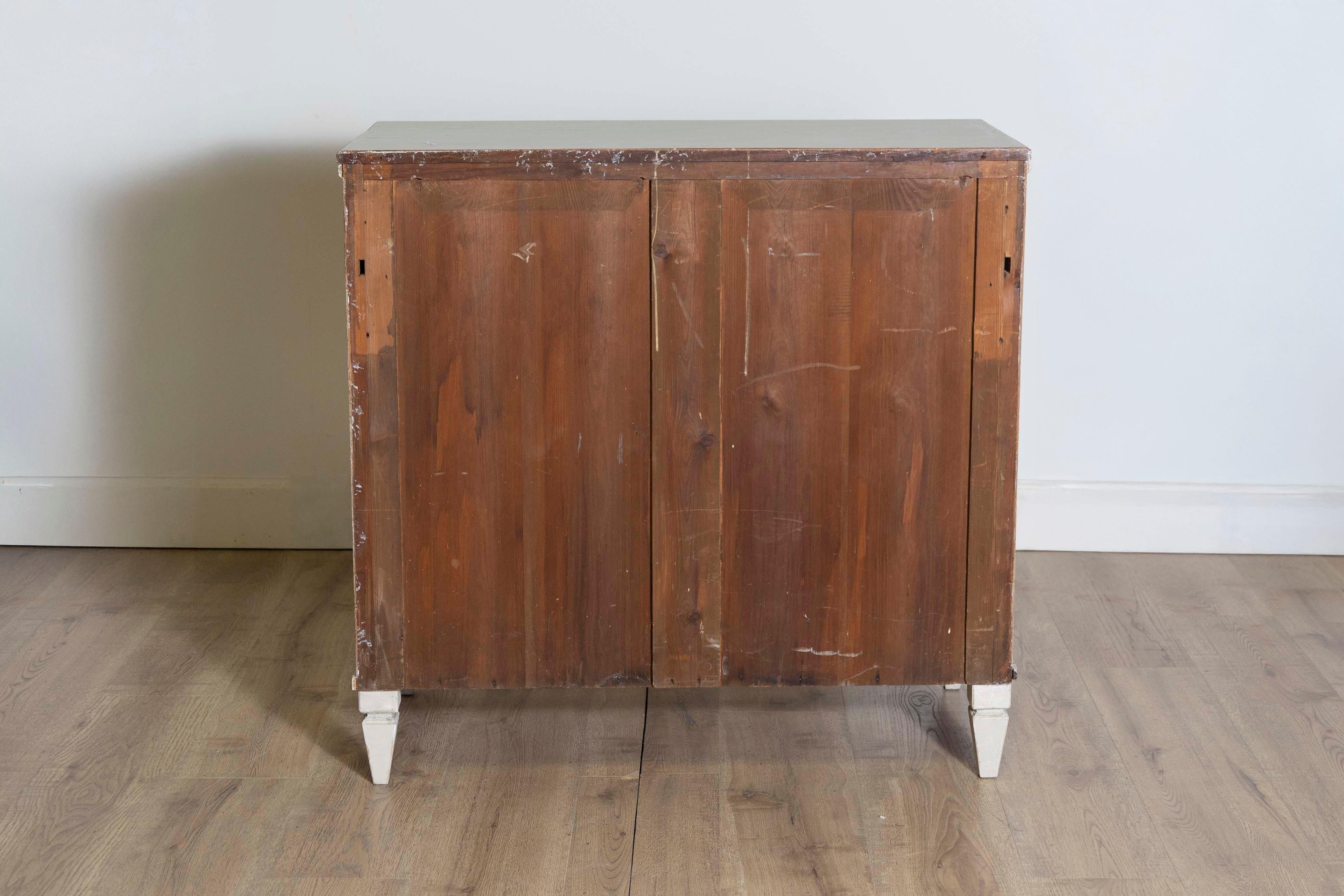 Aparador Sueco de Estilo Gustaviano de 1880 Pintado de Gris con Guilloches Tallados 2