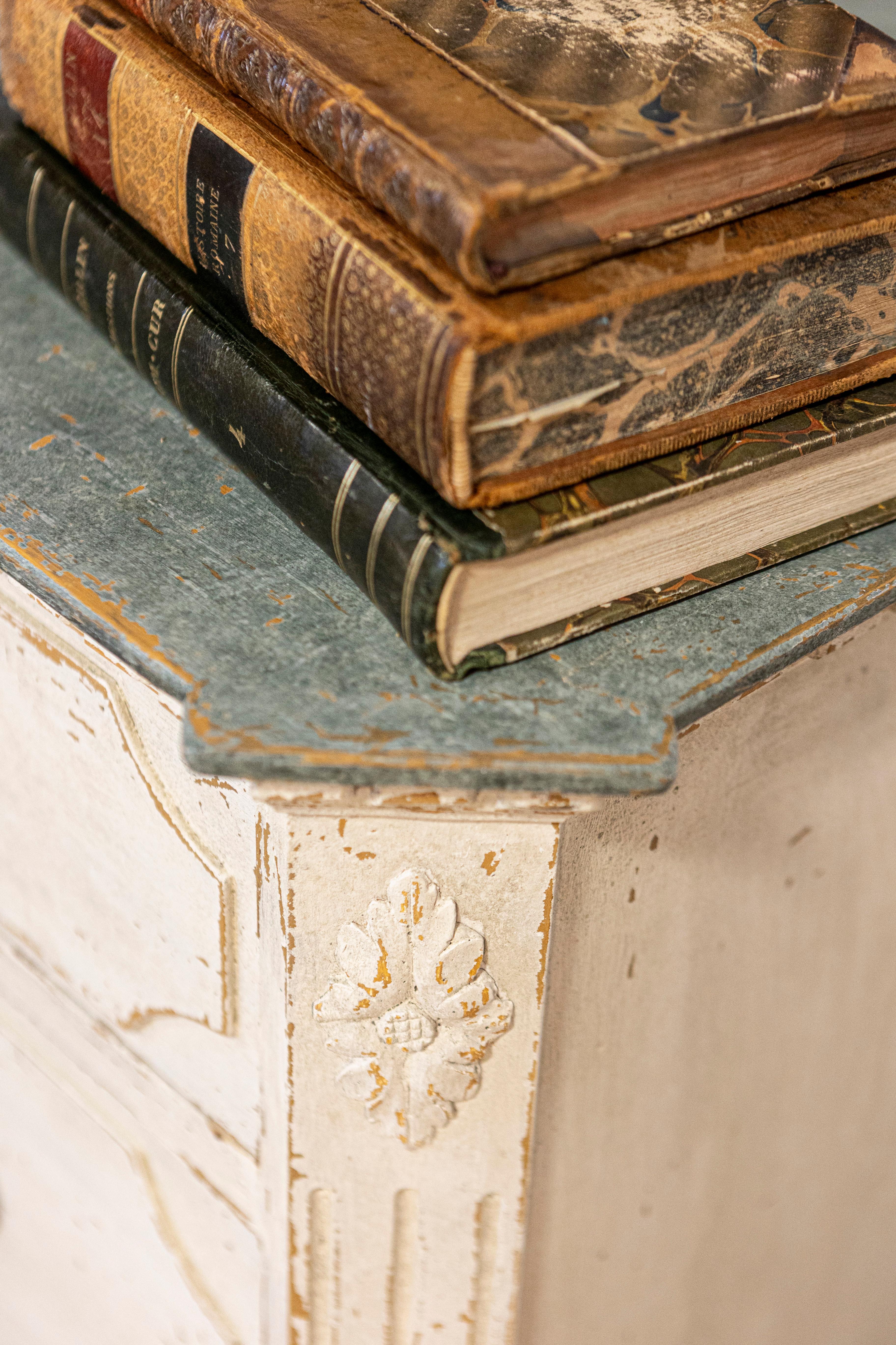 Swedish 1880s Gustavian Style Off White Painted Commode with Marbleized Top For Sale 11