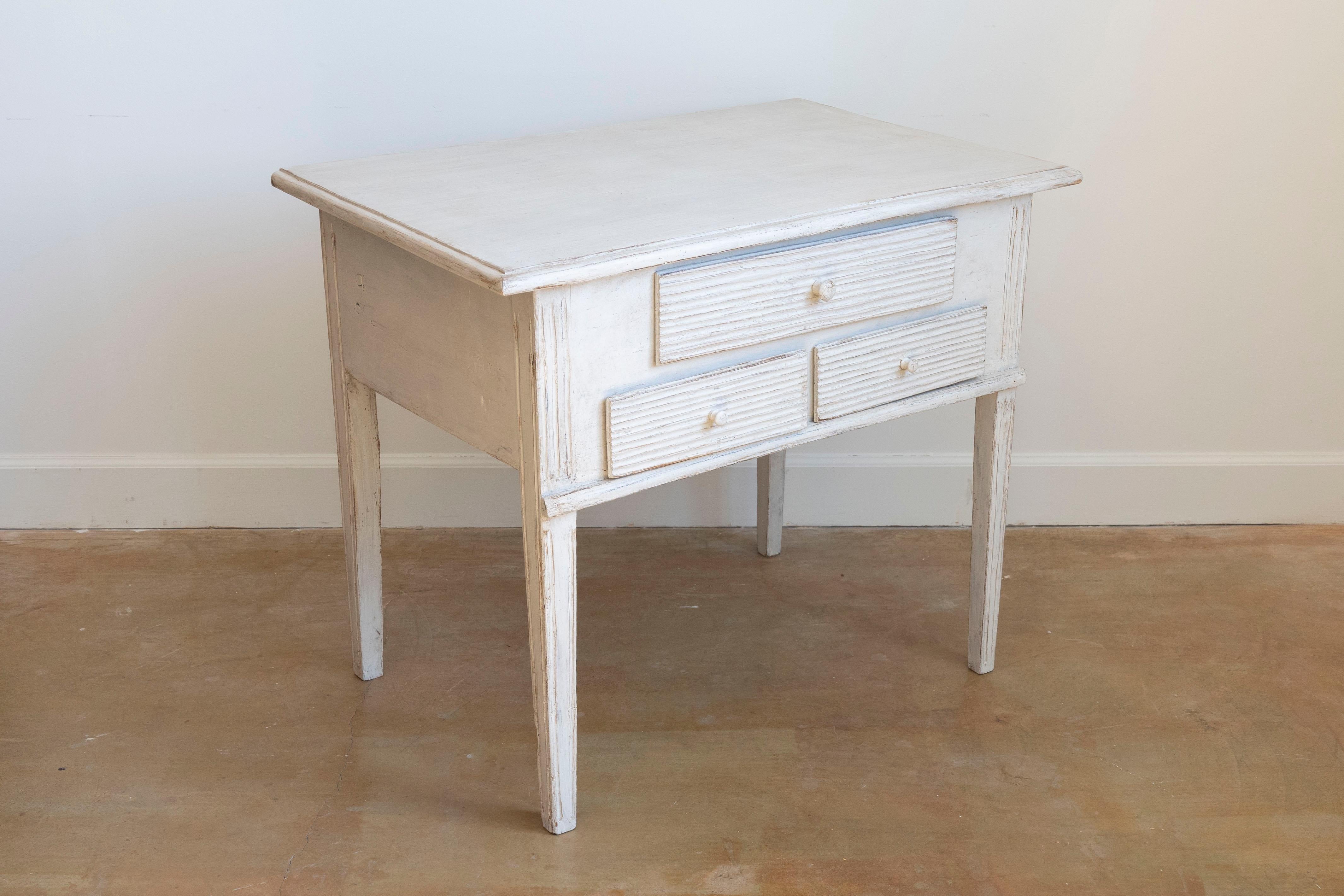 Gustavien Table d'appoint suédoise peinte de style gustavien des années 1880 avec trois tiroirs en roseau en vente