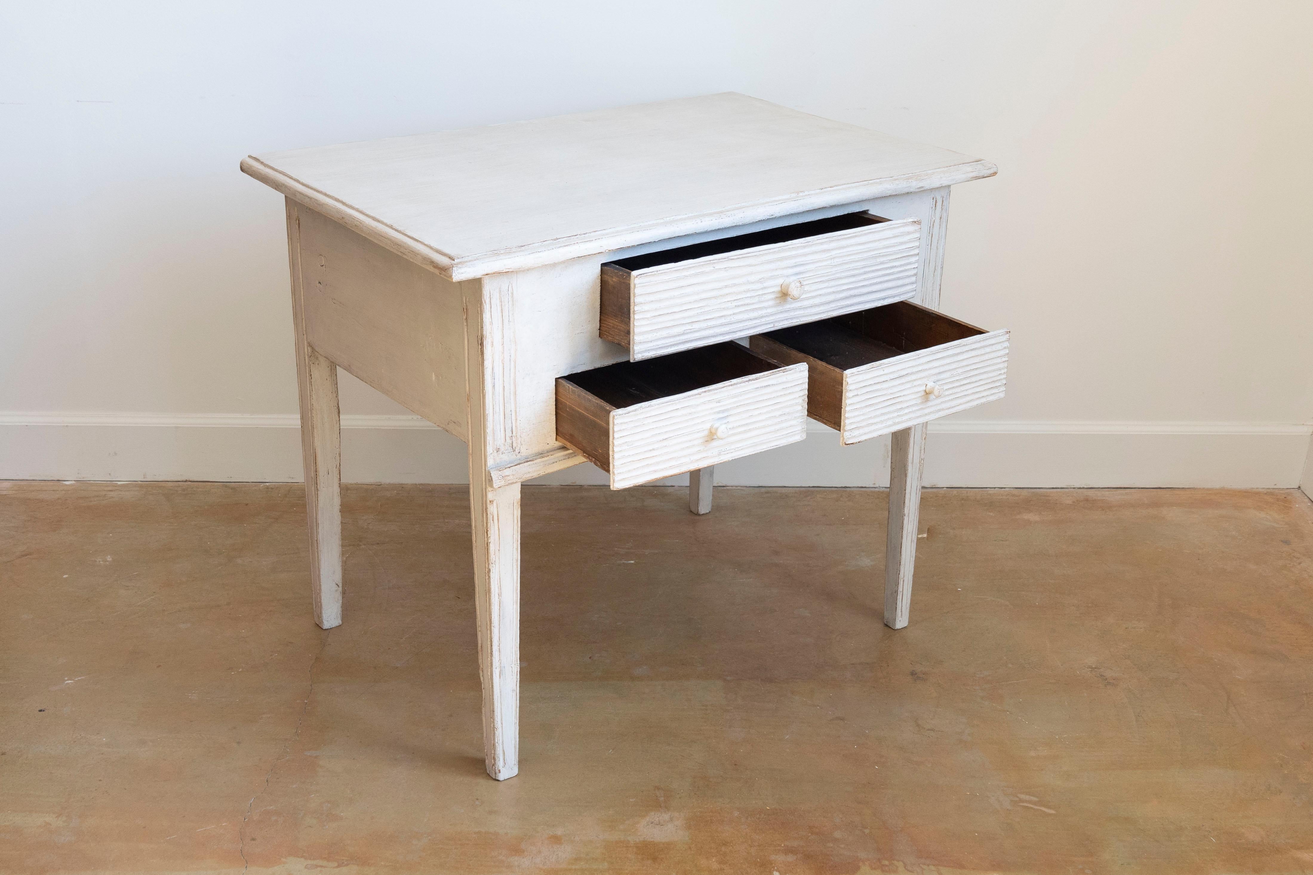 Suédois Table d'appoint suédoise peinte de style gustavien des années 1880 avec trois tiroirs en roseau en vente