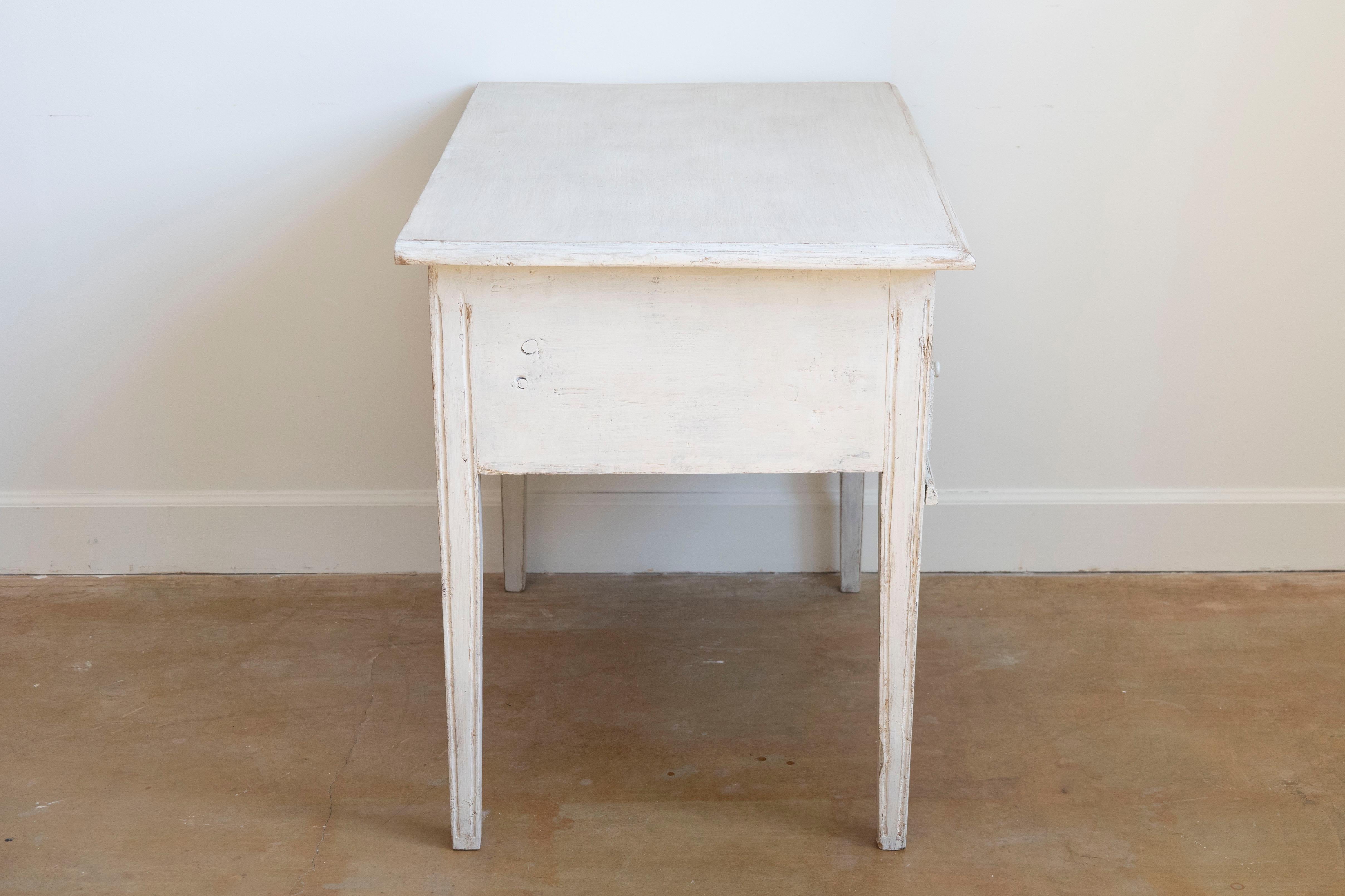 Sculpté Table d'appoint suédoise peinte de style gustavien des années 1880 avec trois tiroirs en roseau en vente