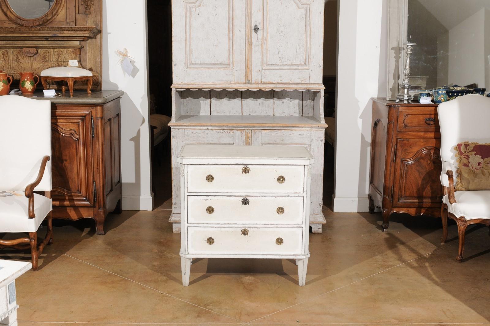 Swedish 1880s Gustavian Style Painted Three-Drawer Chest with Carved Rosettes 6