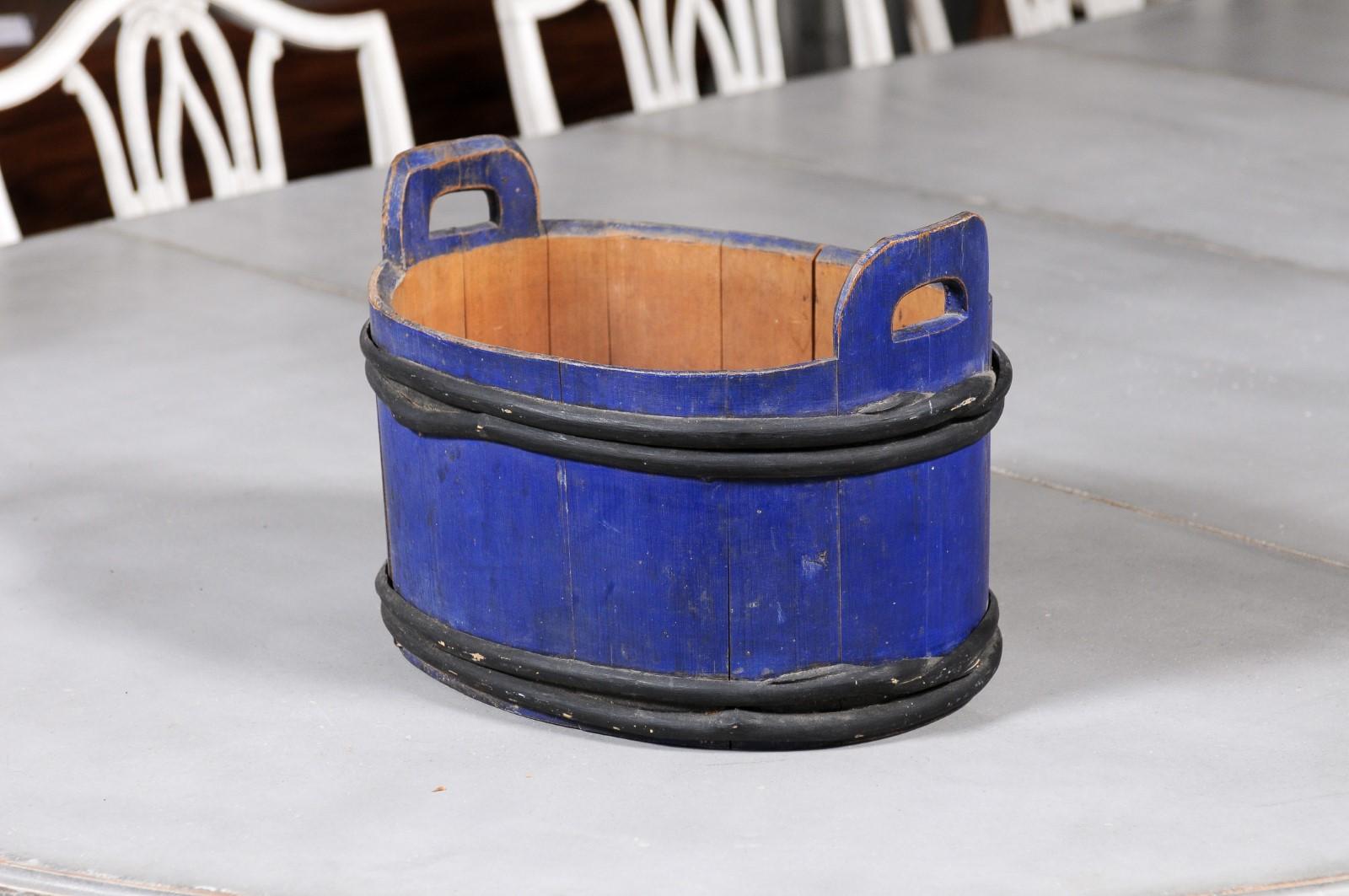 Swedish 1880s Oval Milk Tub with Blue and Black Paint and Distressed Patina For Sale 3