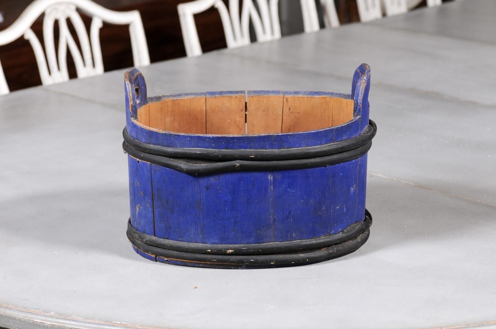 Swedish 1880s Oval Milk Tub with Blue and Black Paint and Distressed Patina For Sale 4